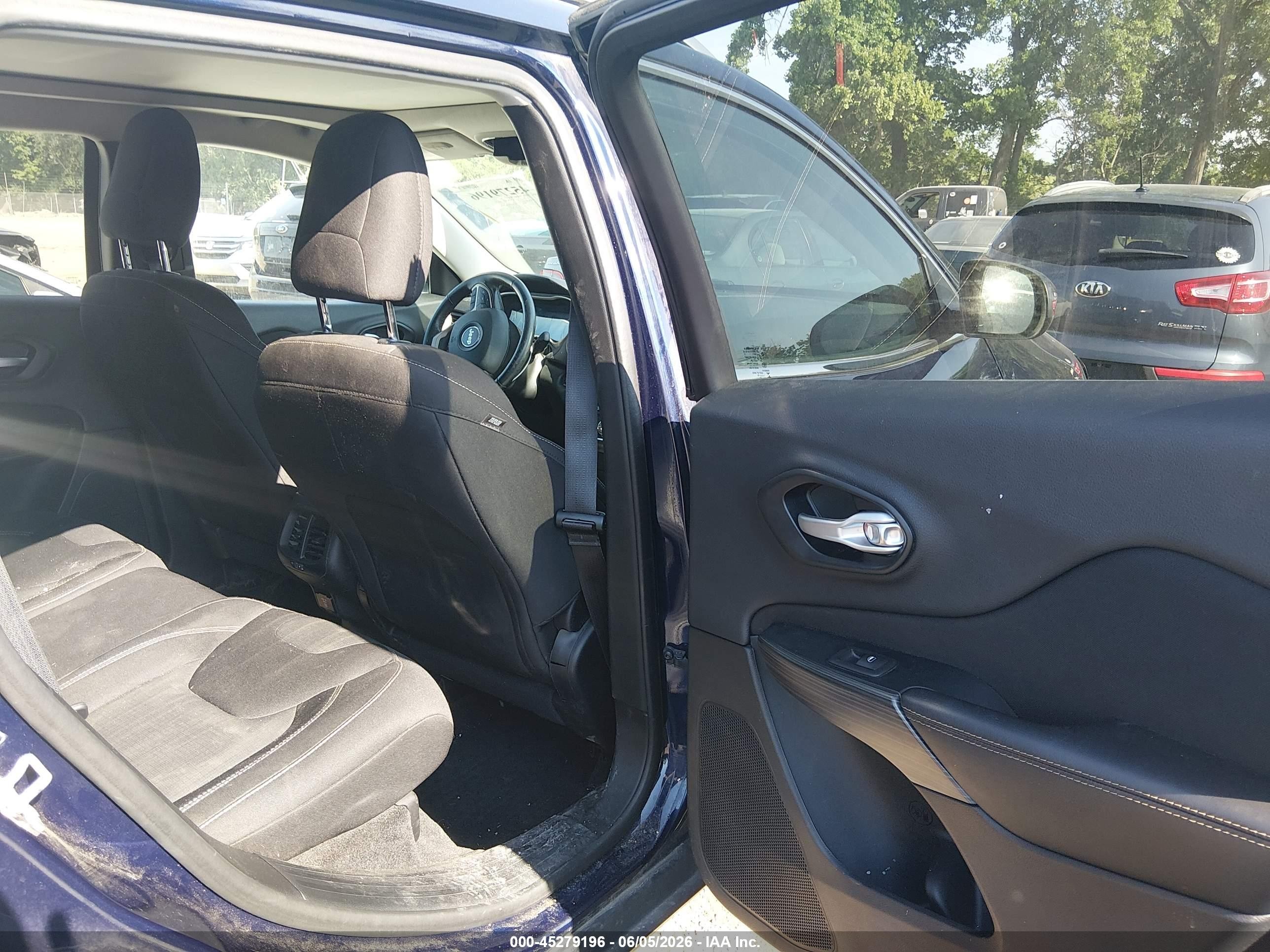 2015 Jeep Cherokee Latitude Синий vin: 1C4PJMCSXFW682276
