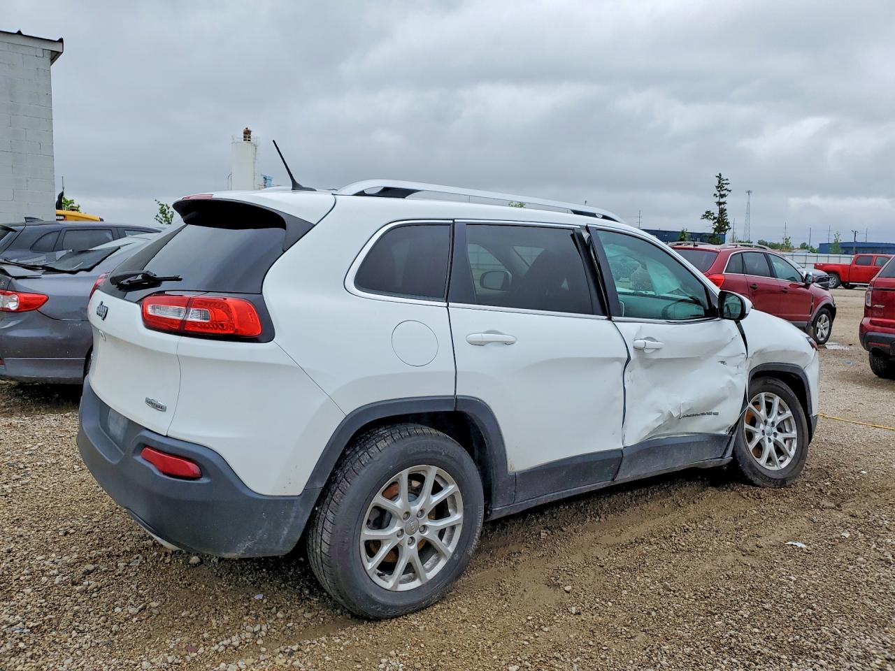 2015 Jeep Cherokee Latitude White vin: 1C4PJMCSXFW725854