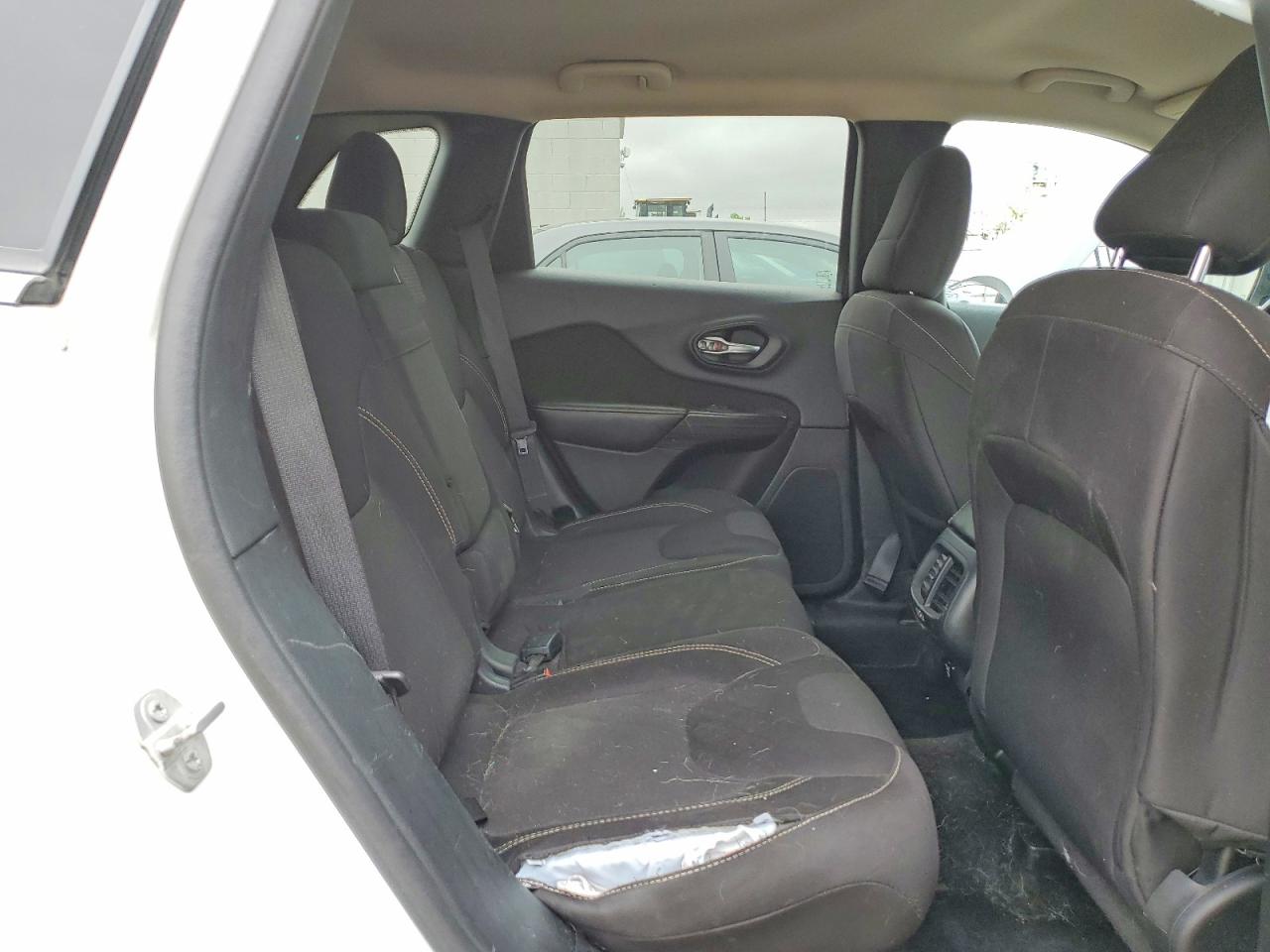 2015 Jeep Cherokee Latitude White vin: 1C4PJMCSXFW725854