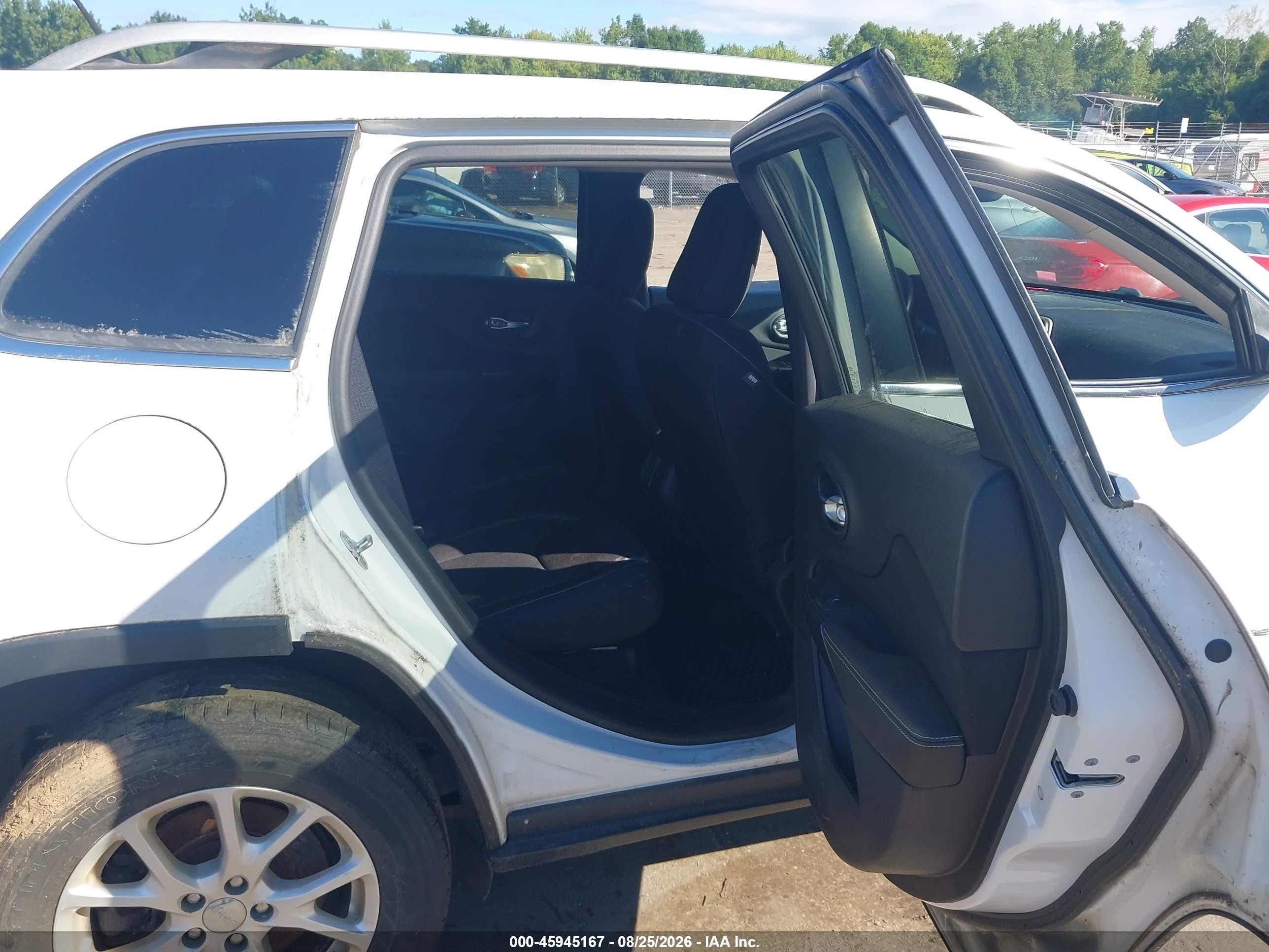 2015 Jeep Cherokee Latitude White vin: 1C4PJMCSXFW792244