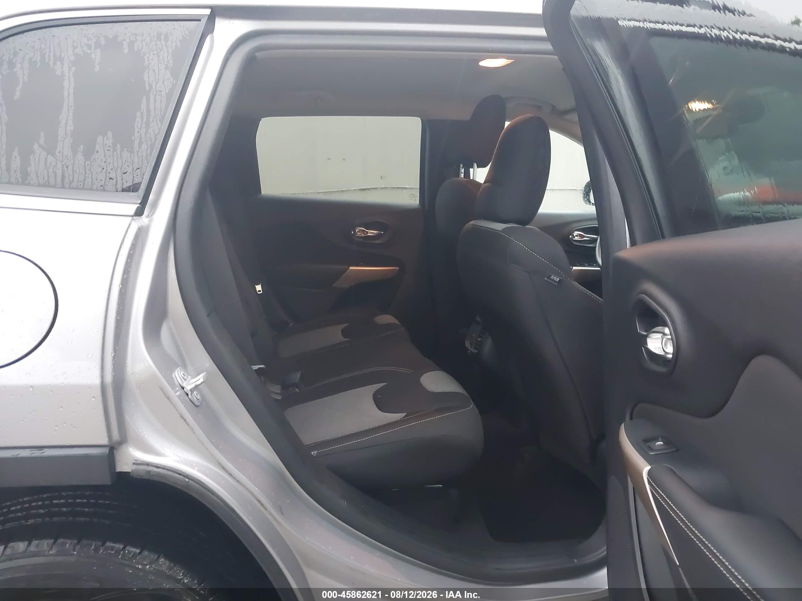 2018 Jeep Cherokee Latitude 4x4 Silver vin: 1C4PJMCX0JD589346