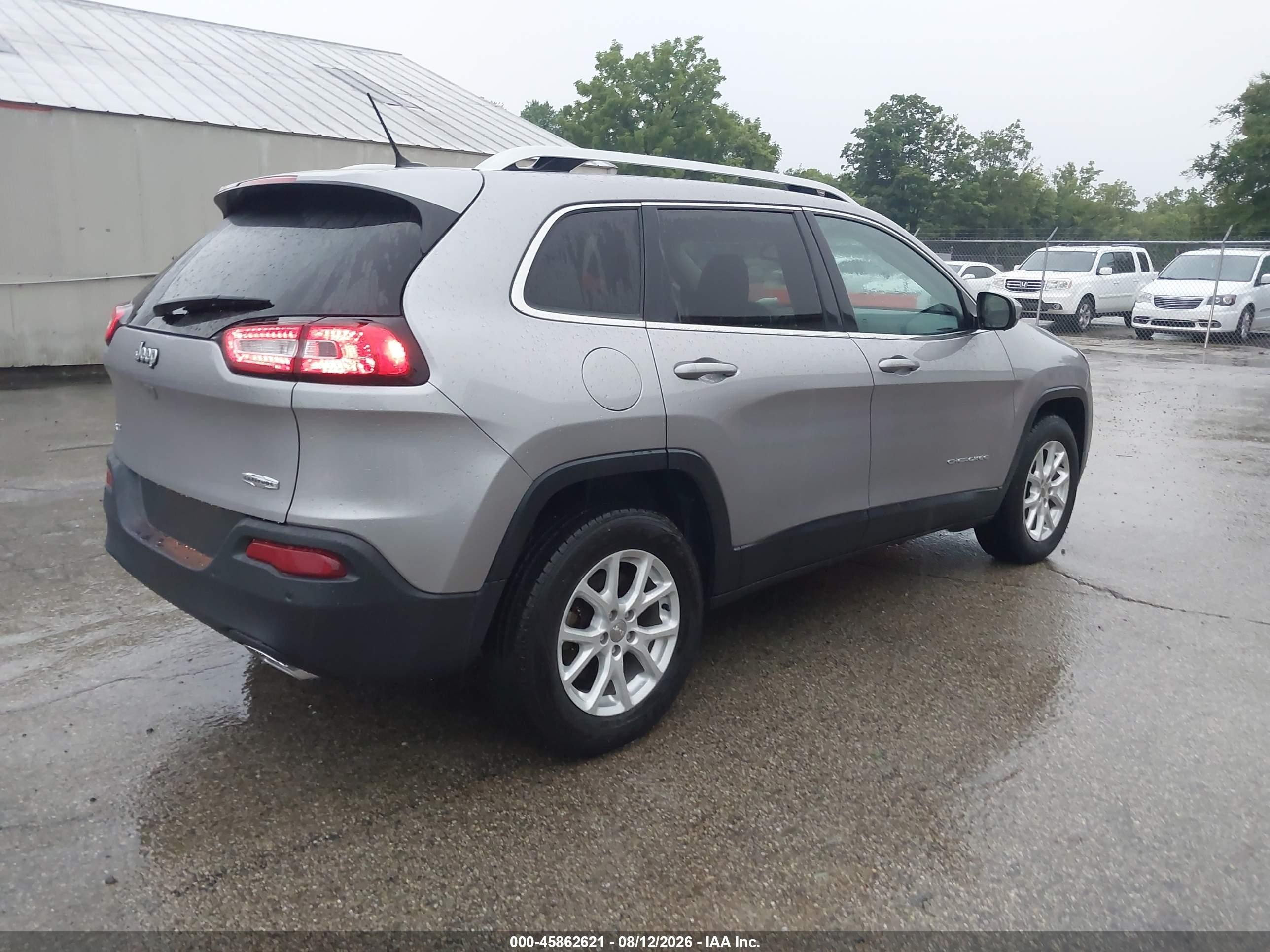 2018 Jeep Cherokee Latitude 4x4 Silver vin: 1C4PJMCX0JD589346