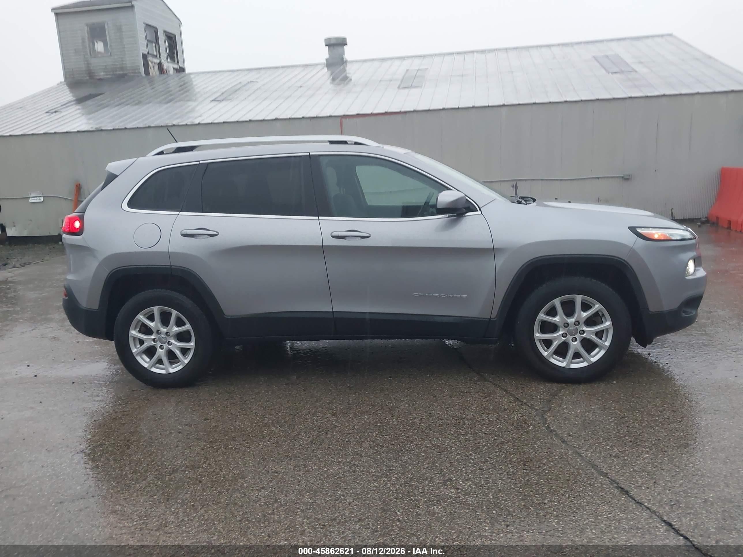 2018 Jeep Cherokee Latitude 4x4 Silver vin: 1C4PJMCX0JD589346