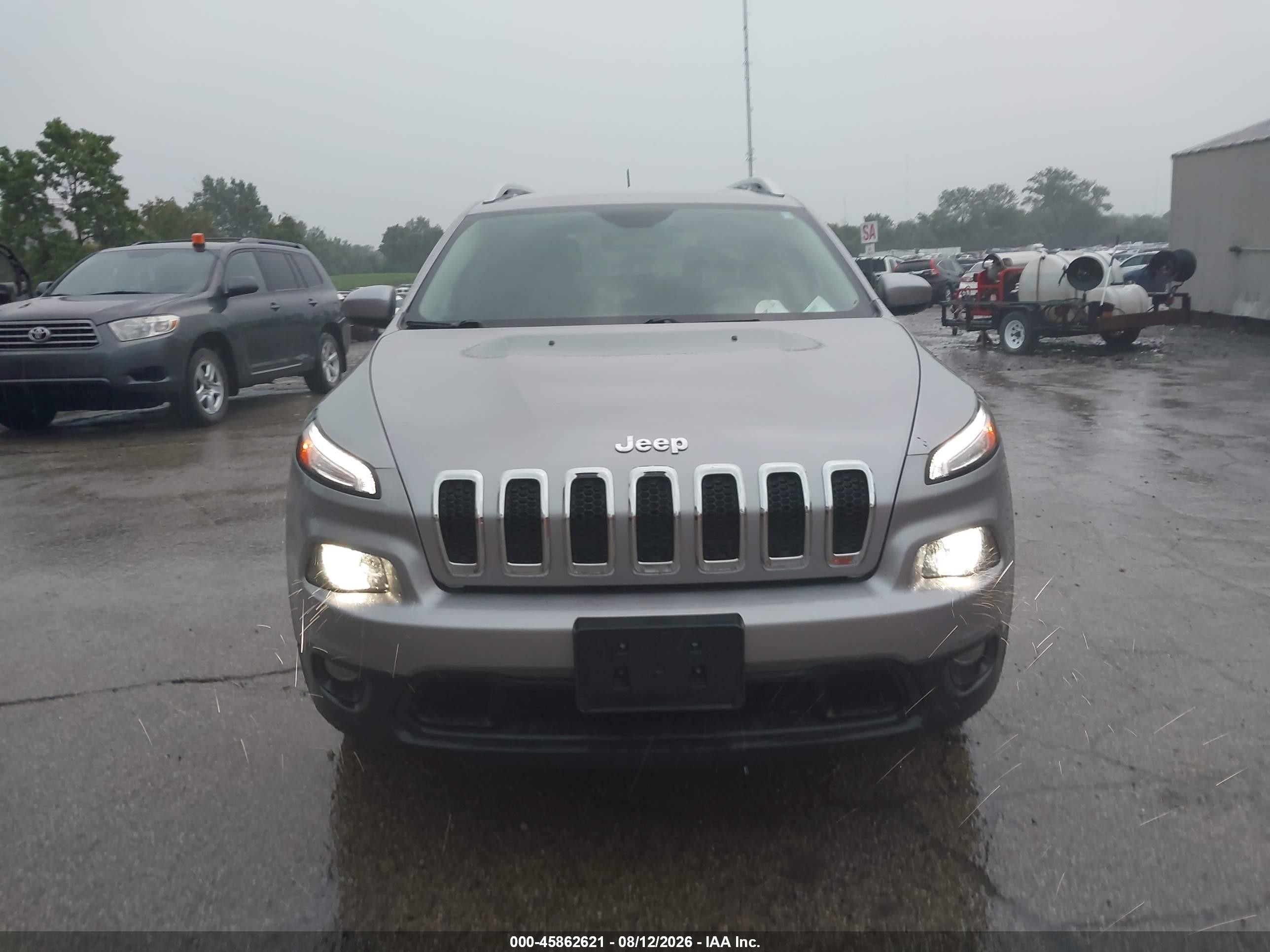 2018 Jeep Cherokee Latitude 4x4 Silver vin: 1C4PJMCX0JD589346