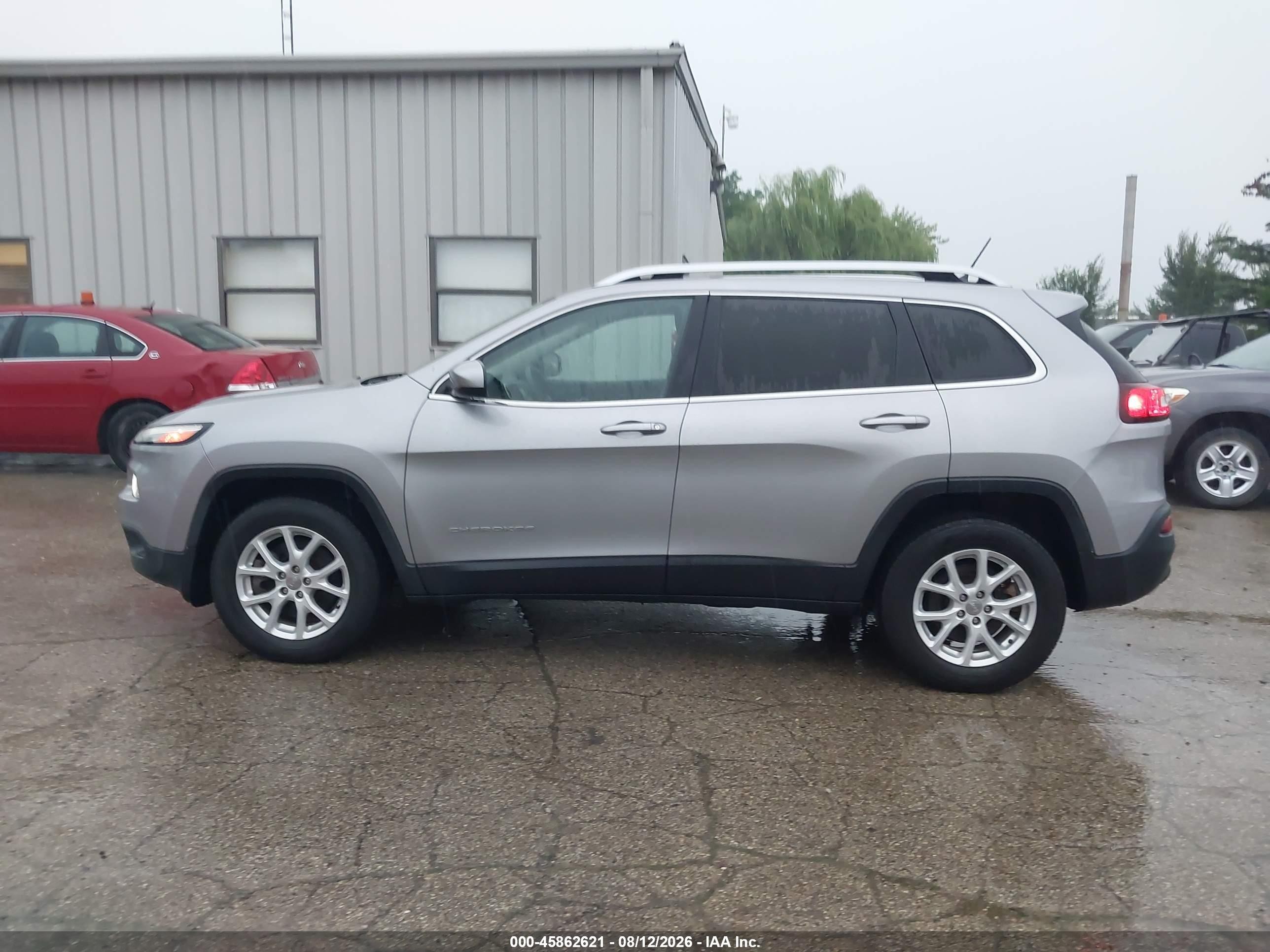 2018 Jeep Cherokee Latitude 4x4 Silver vin: 1C4PJMCX0JD589346