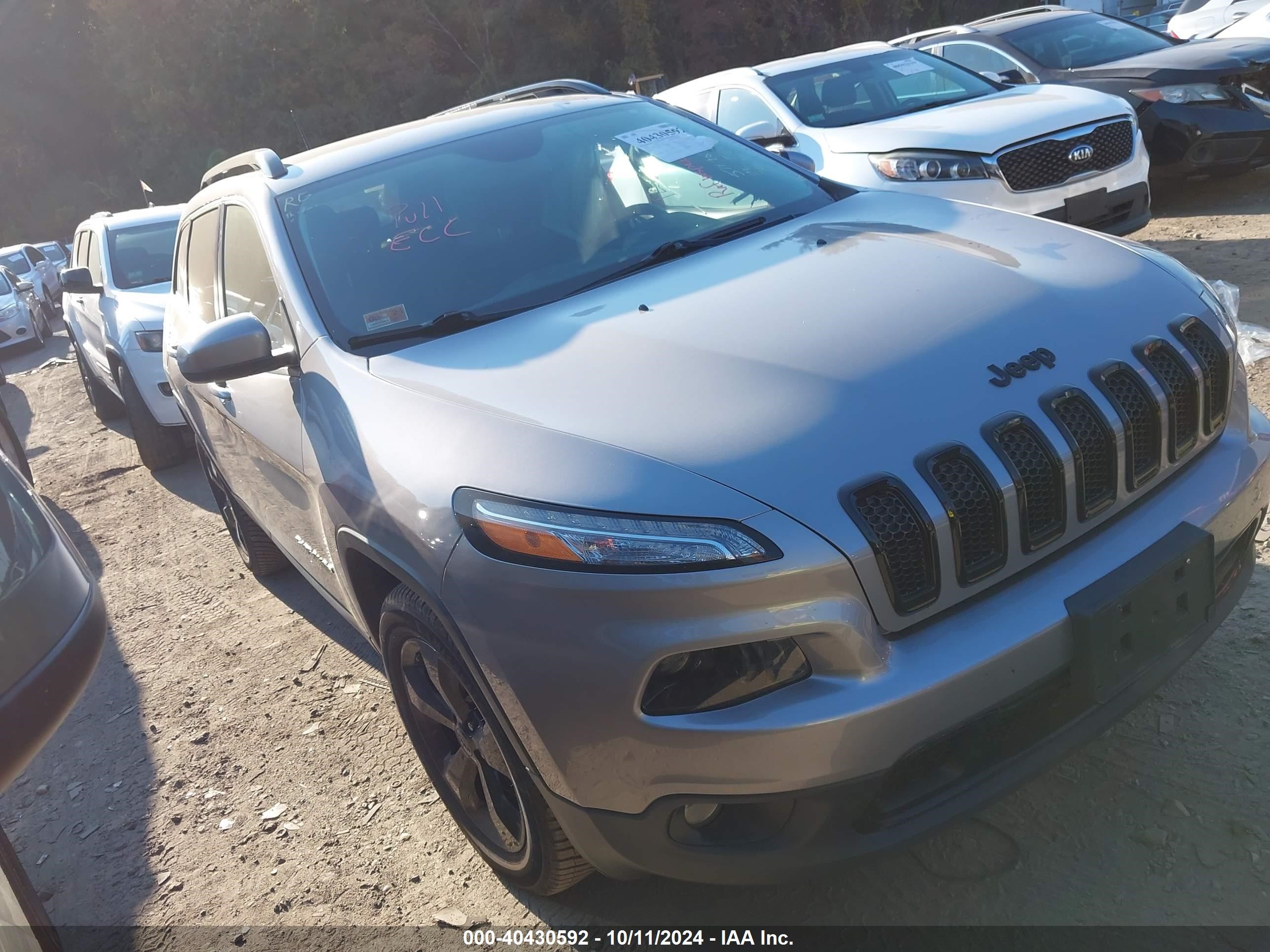 2018 Jeep Cherokee Latitude 4x4 Silver vin: 1C4PJMCX1JD507544