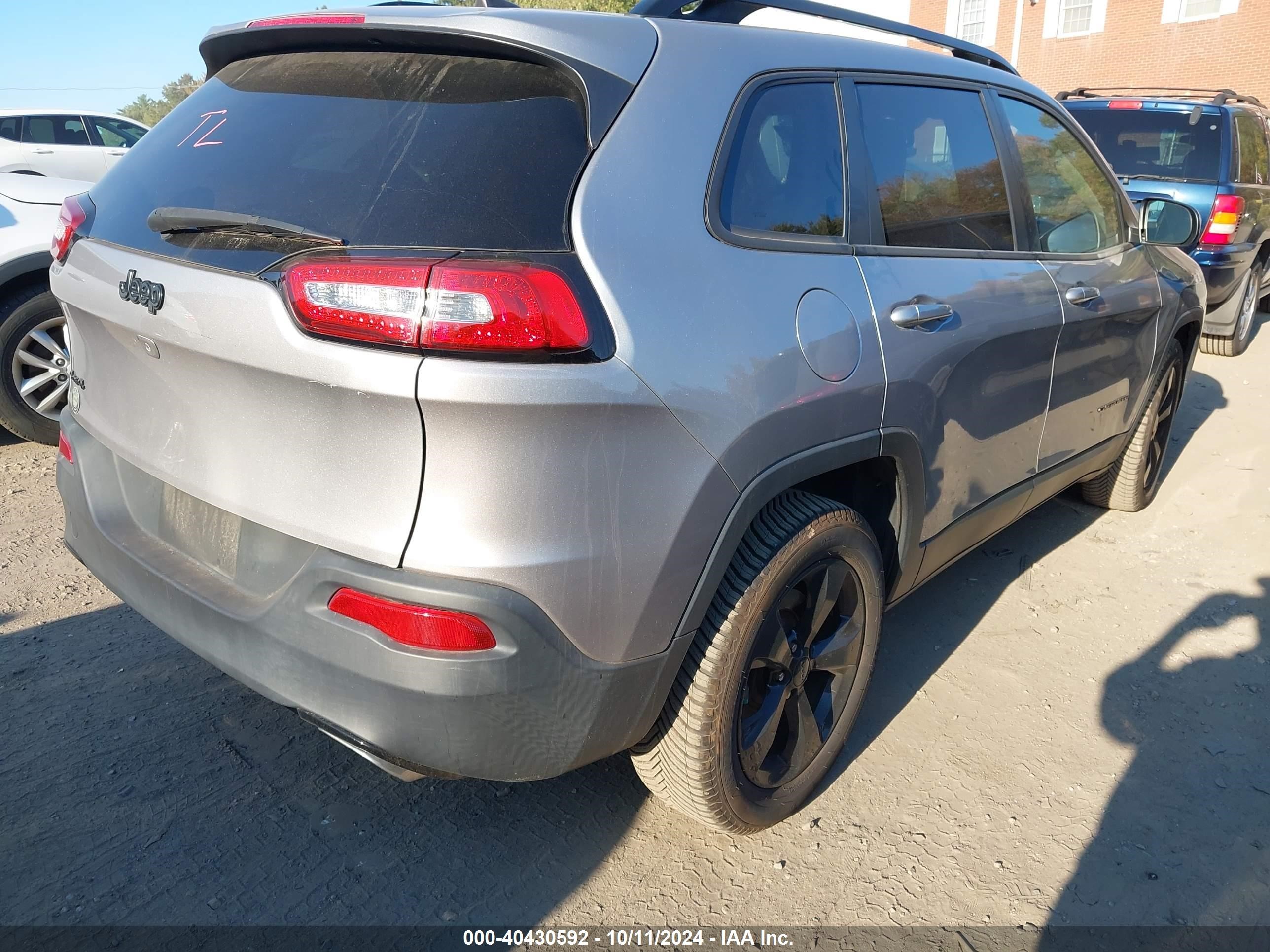 2018 Jeep Cherokee Latitude 4x4 Silver vin: 1C4PJMCX1JD507544