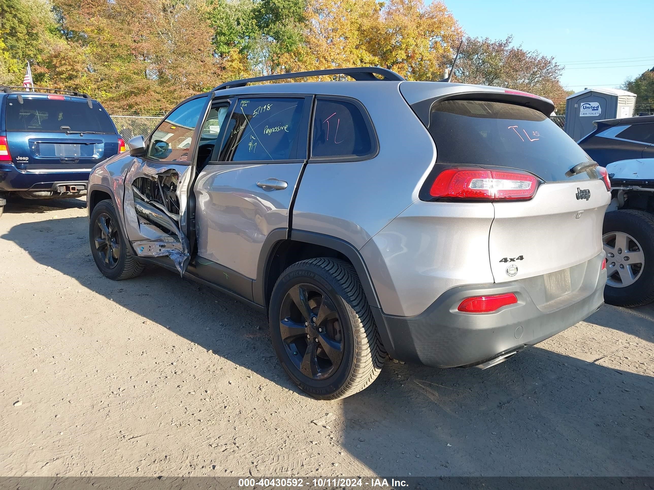 2018 Jeep Cherokee Latitude 4x4 Silver vin: 1C4PJMCX1JD507544