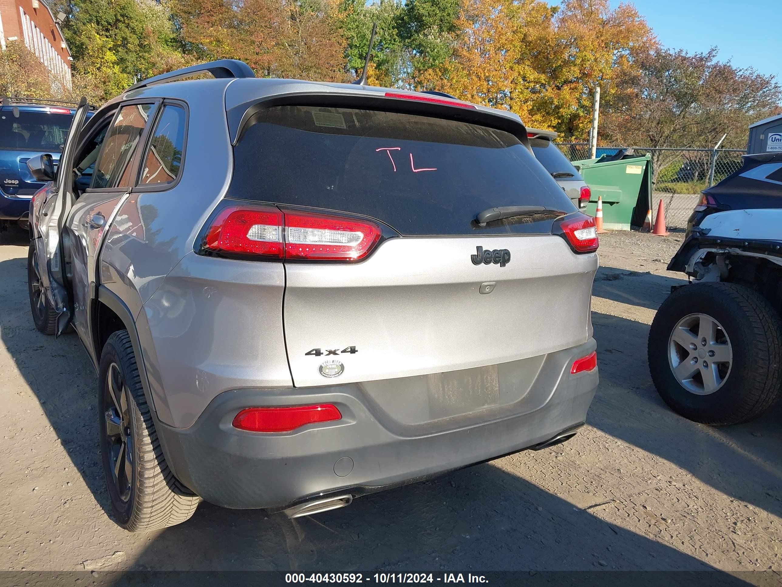 2018 Jeep Cherokee Latitude 4x4 Silver vin: 1C4PJMCX1JD507544