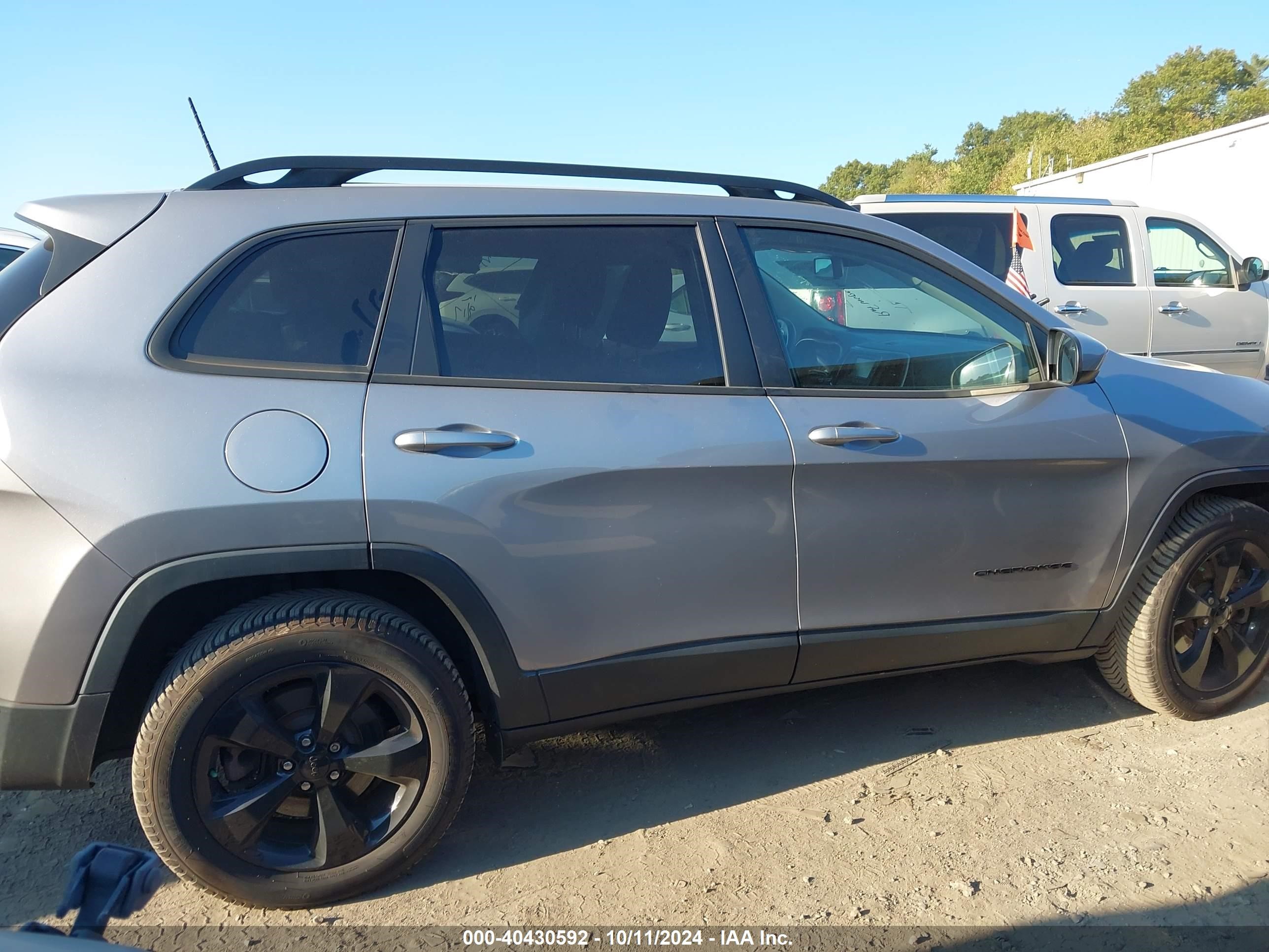 2018 Jeep Cherokee Latitude 4x4 Silver vin: 1C4PJMCX1JD507544