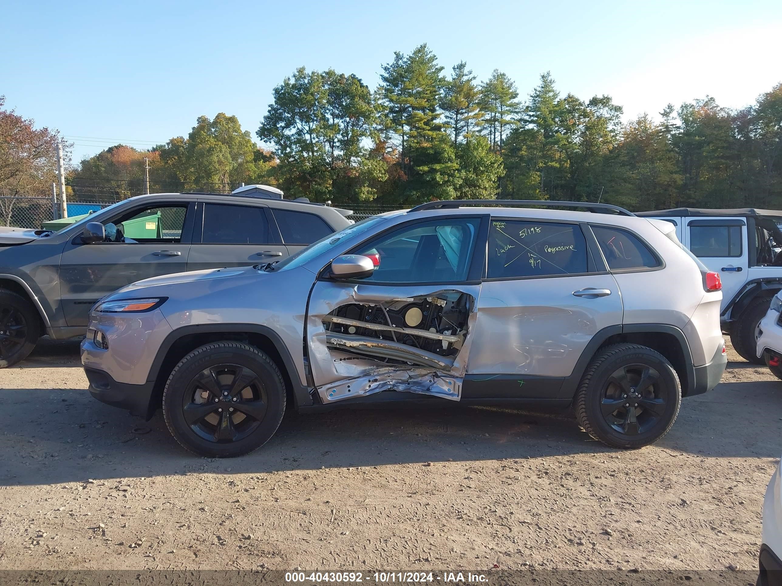 2018 Jeep Cherokee Latitude 4x4 Silver vin: 1C4PJMCX1JD507544