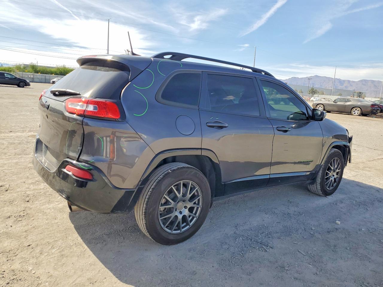 2018 Jeep Cherokee Latitude Gray vin: 1C4PJMCX1JD588710