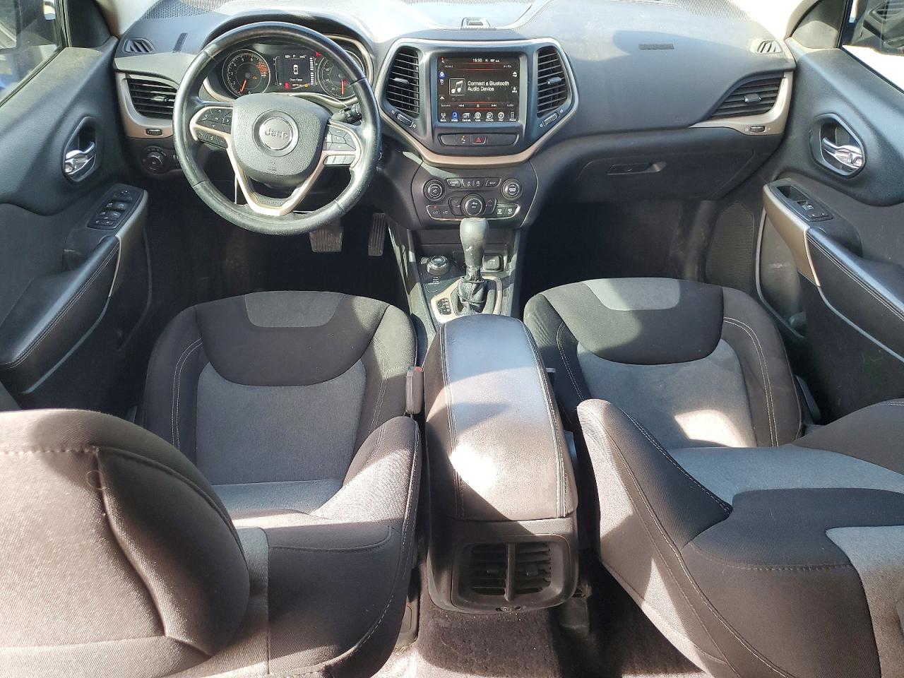 2018 Jeep Cherokee Latitude Gray vin: 1C4PJMCX1JD588710