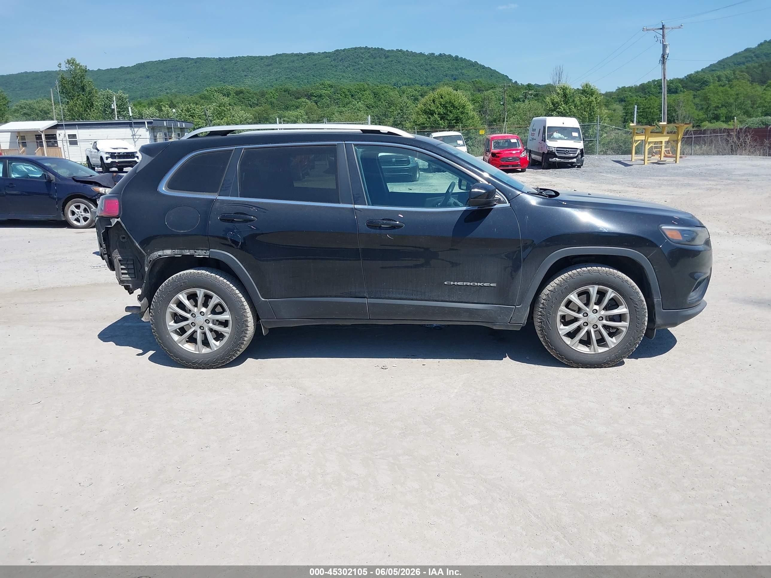 2019 Jeep Cherokee Latitude 4x4 Black vin: 1C4PJMCX3KD189556