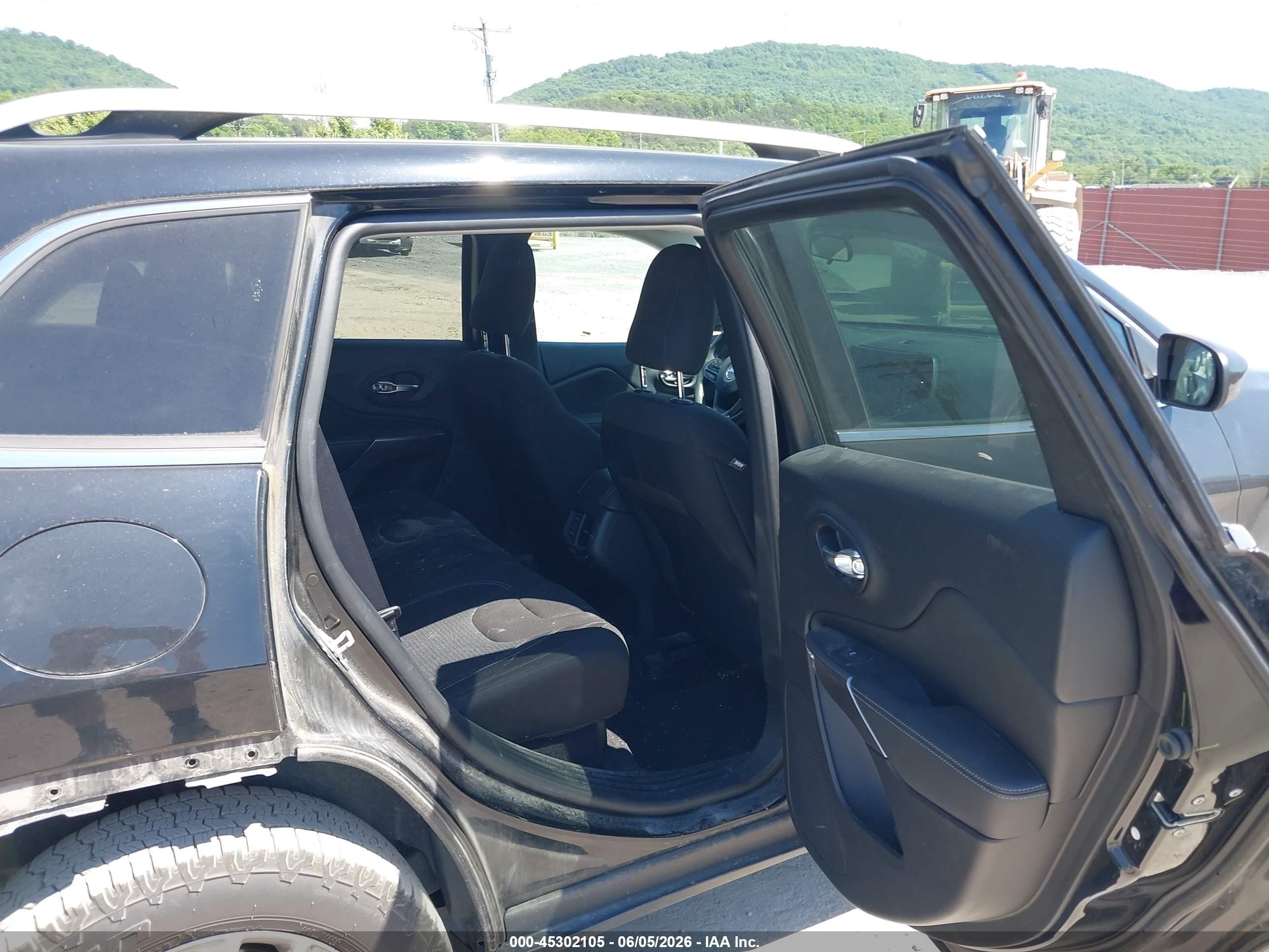 2019 Jeep Cherokee Latitude 4x4 Black vin: 1C4PJMCX3KD189556