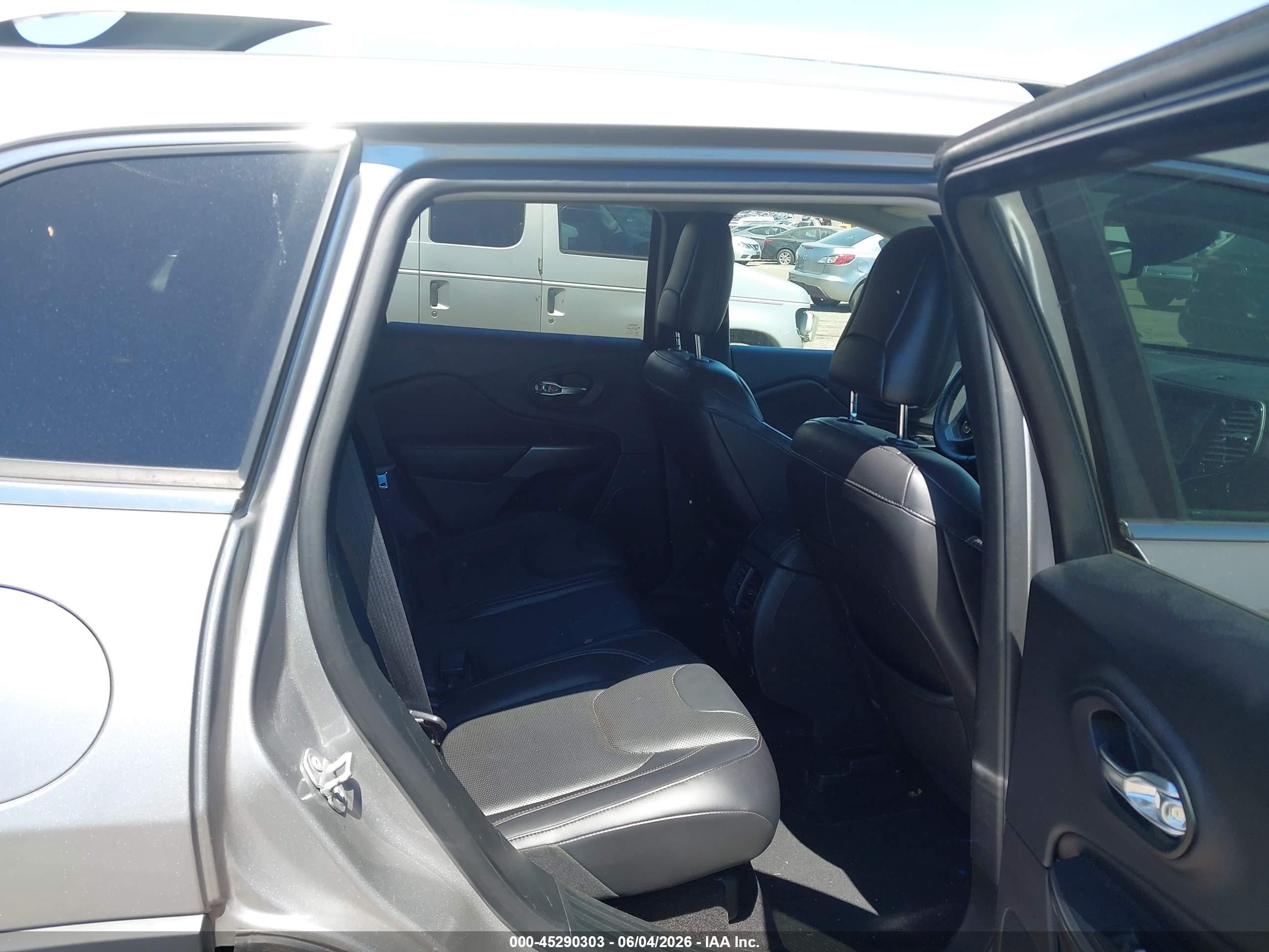 2019 Jeep Cherokee Limited 4x4 Серебряный vin: 1C4PJMDN4KD179874