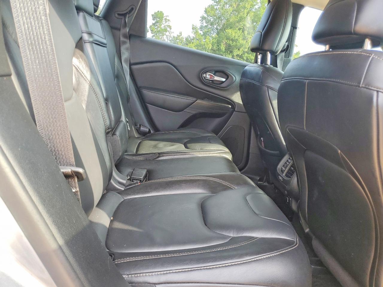 2015 Jeep Cherokee Limited Silver vin: 1C4PJMDS3FW575844