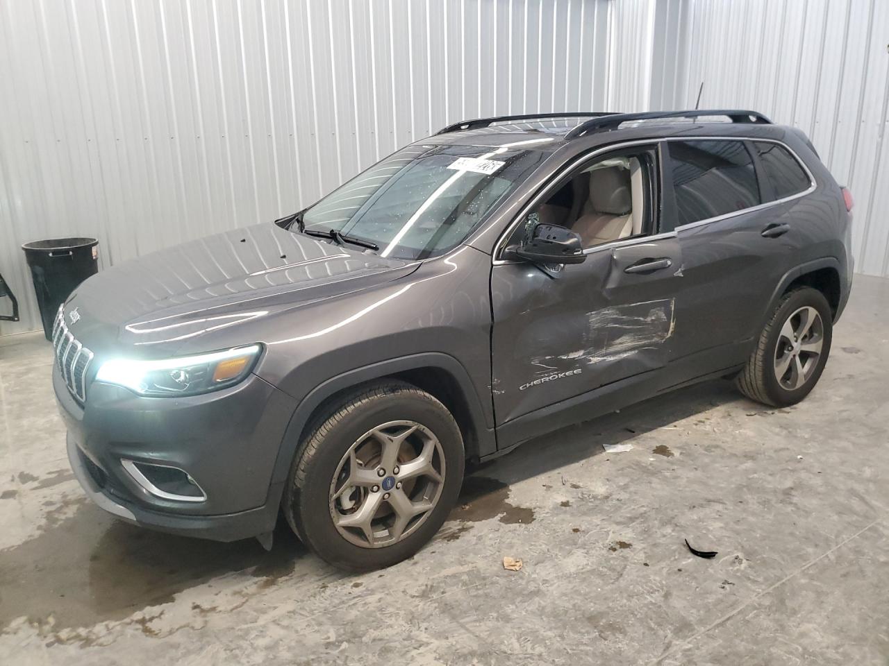 2022 Jeep Cherokee Limited Угольный vin: 1C4PJMDXXND502623 Damage: Left Front Fender, Dent(S) W/ Paint Dmg, 1/2 To 1 Inch