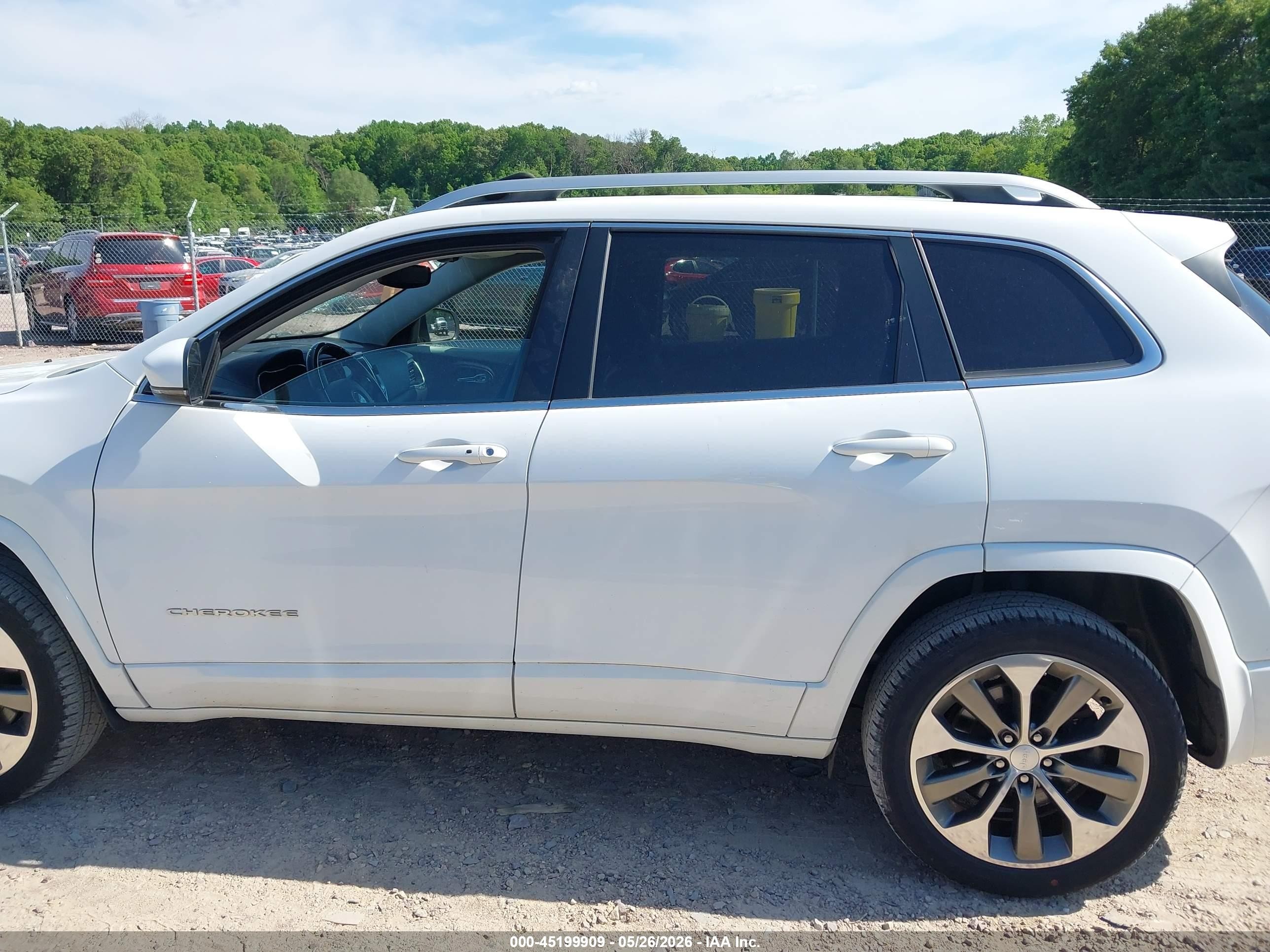 2019 Jeep Cherokee Overland 4x4 White vin: 1C4PJMJN2KD174239