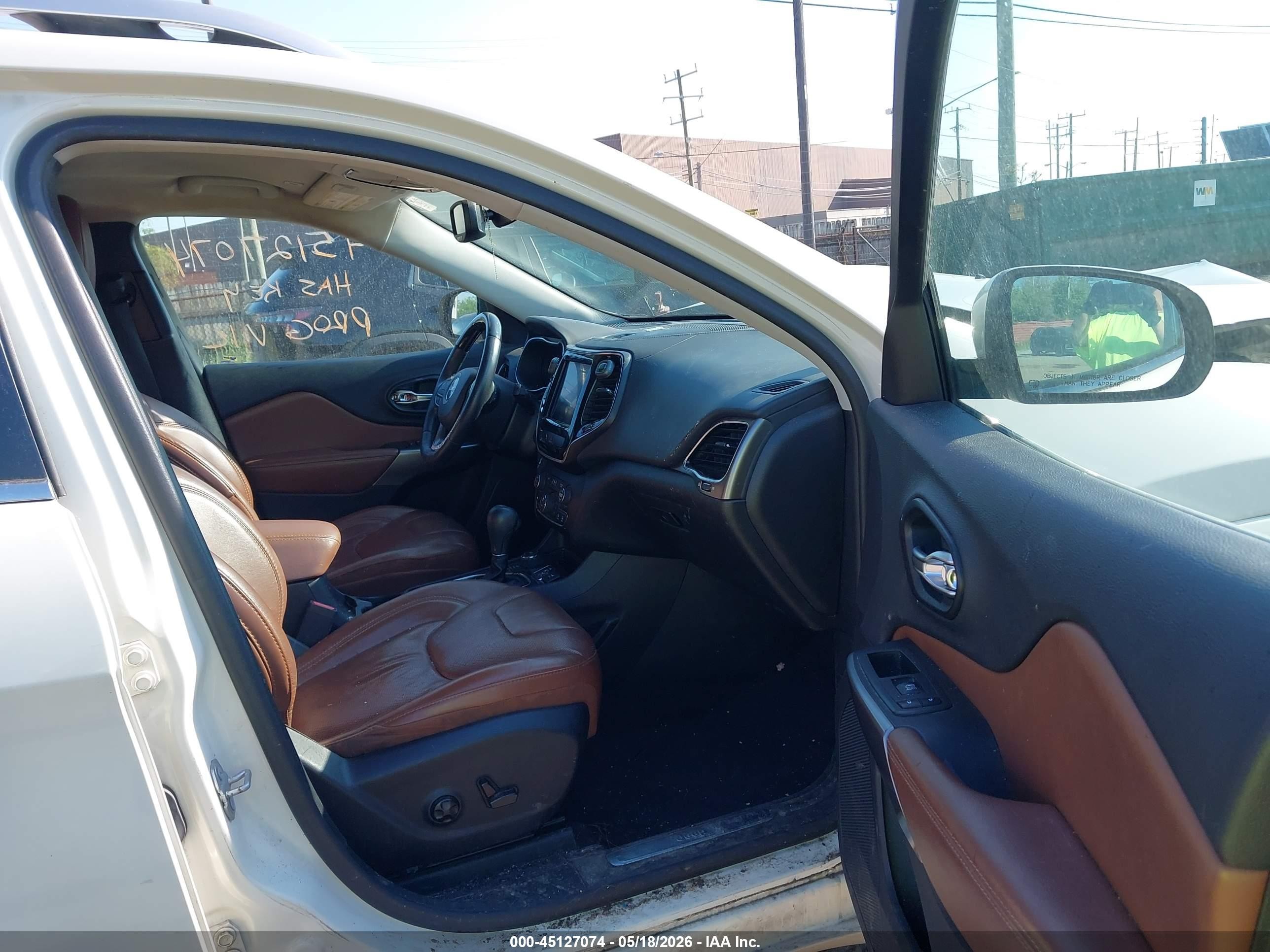 2019 Jeep Cherokee Overland 4x4 White vin: 1C4PJMJX2KD243836