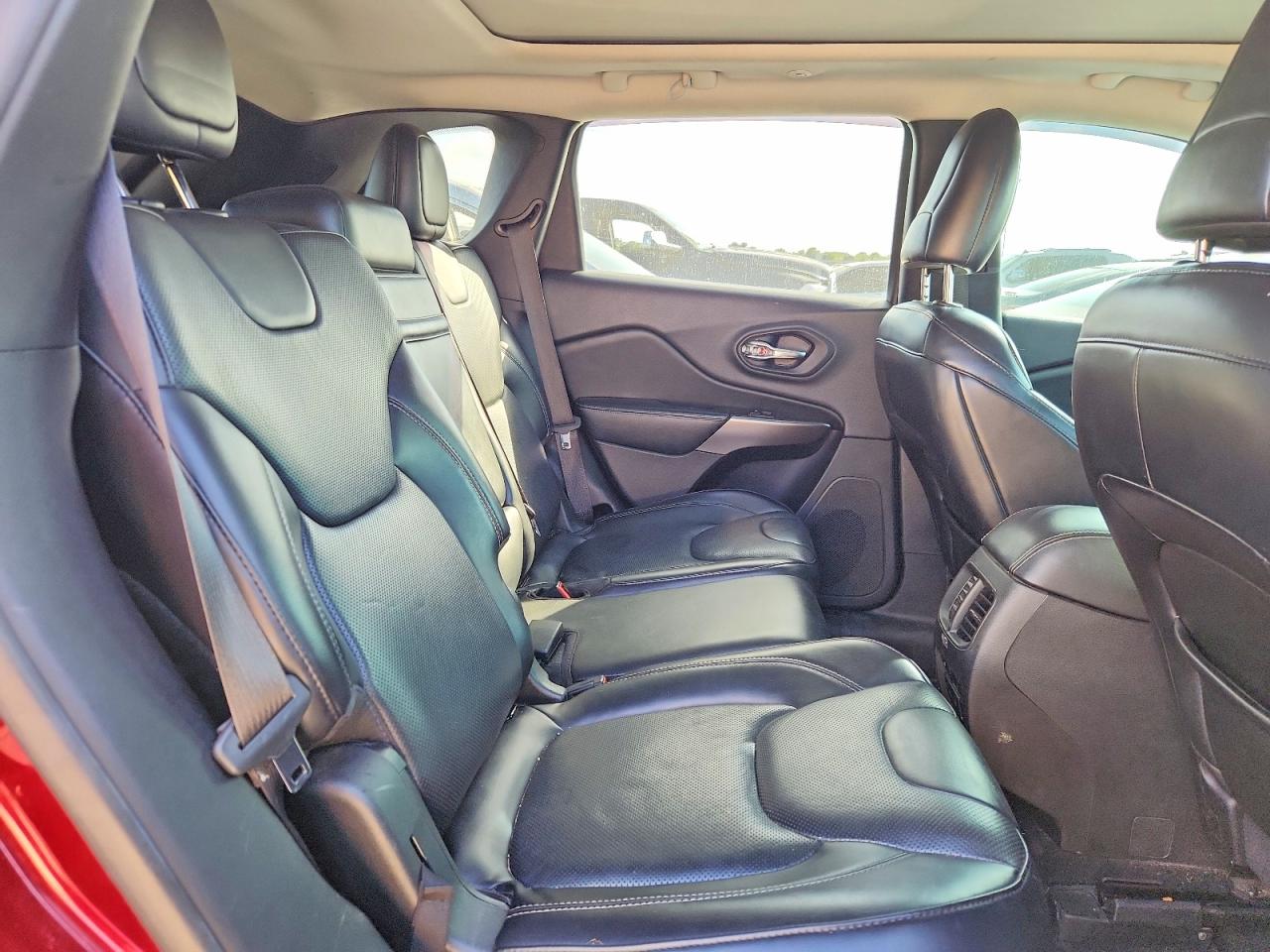 2019 Jeep Cherokee Overland Burgundy vin: 1C4PJMJX3KD363676