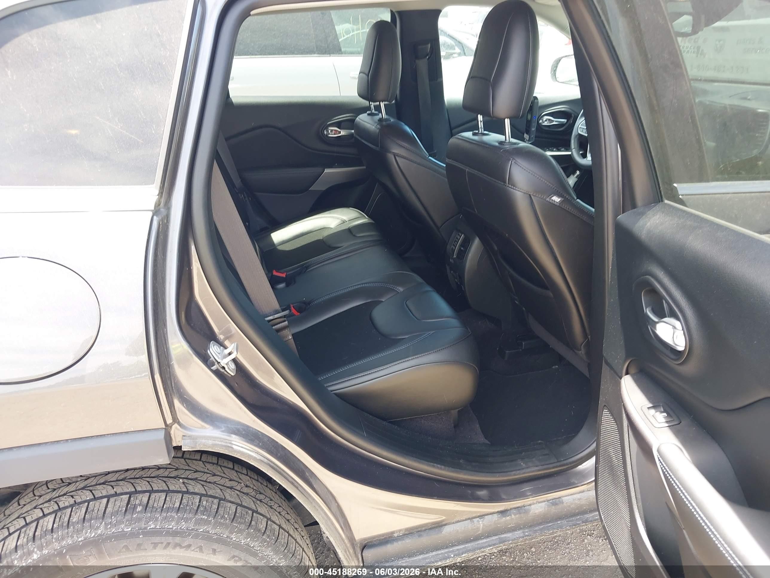 2019 Jeep Cherokee Latitude Plus 4x4 Gray vin: 1C4PJMLB0KD108422
