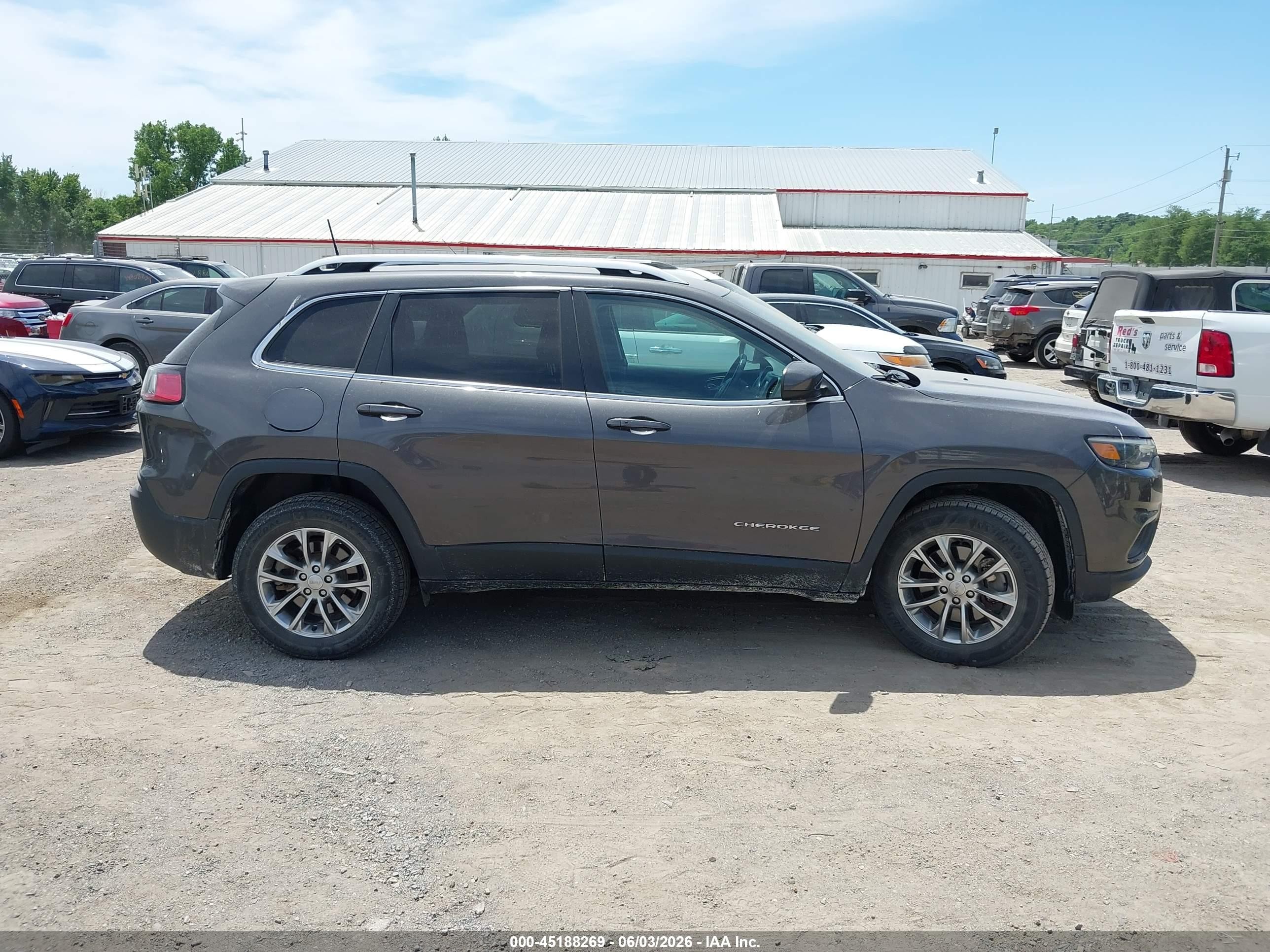 2019 Jeep Cherokee Latitude Plus 4x4 Gray vin: 1C4PJMLB0KD108422