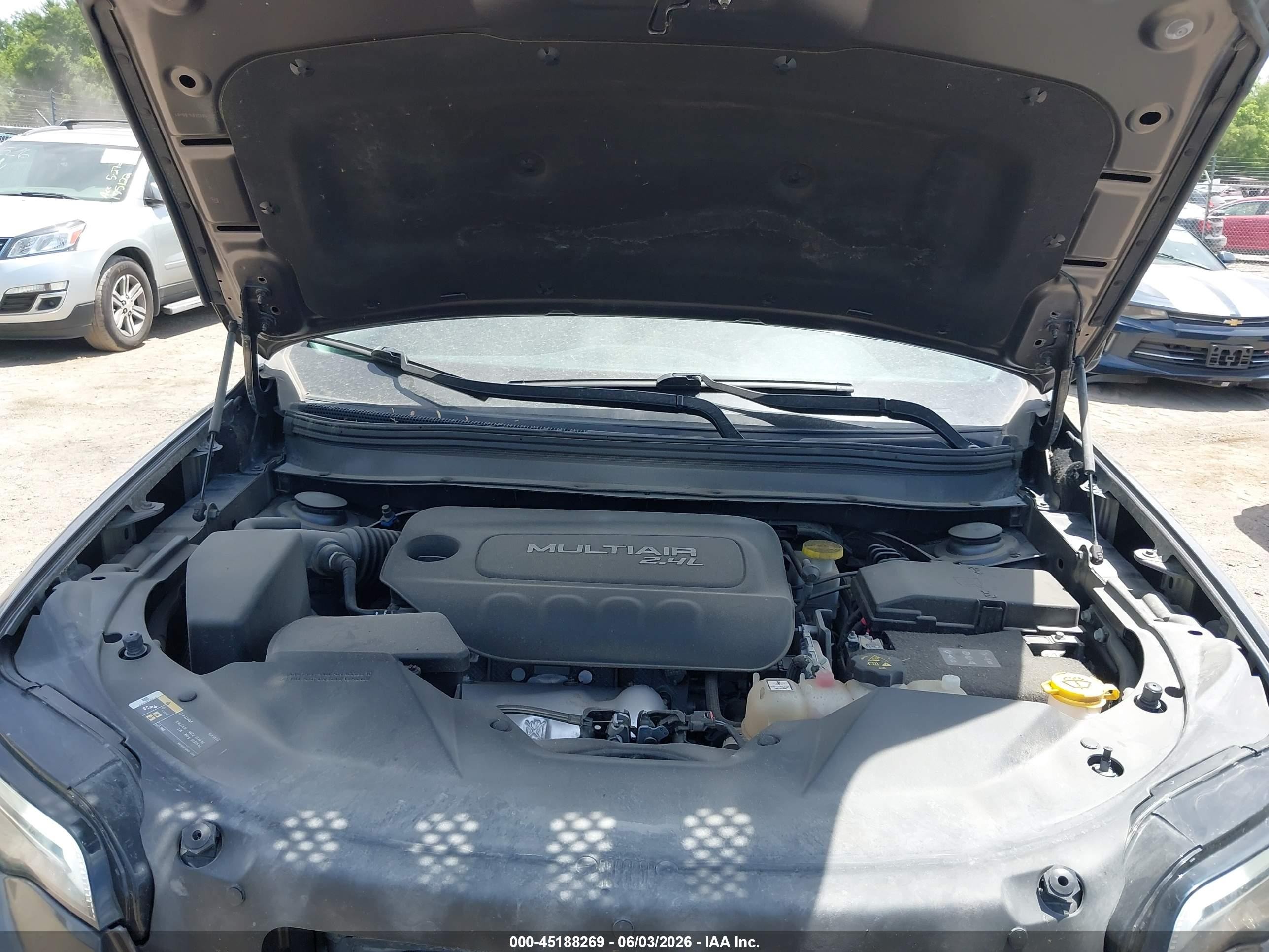 2019 Jeep Cherokee Latitude Plus 4x4 Gray vin: 1C4PJMLB0KD108422