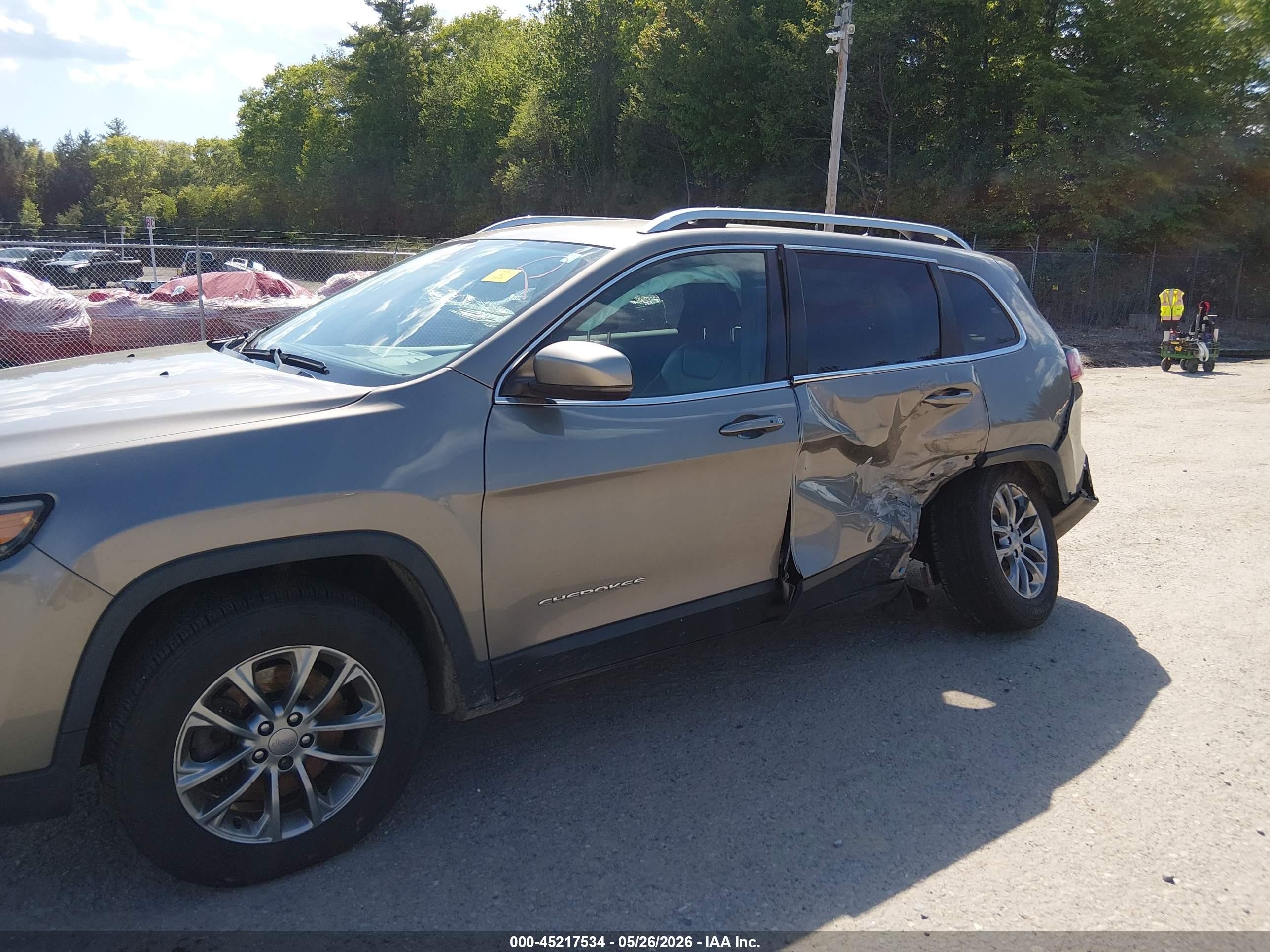 2019 Jeep Cherokee Latitude Plus 4x4 Gray vin: 1C4PJMLB2KD404929