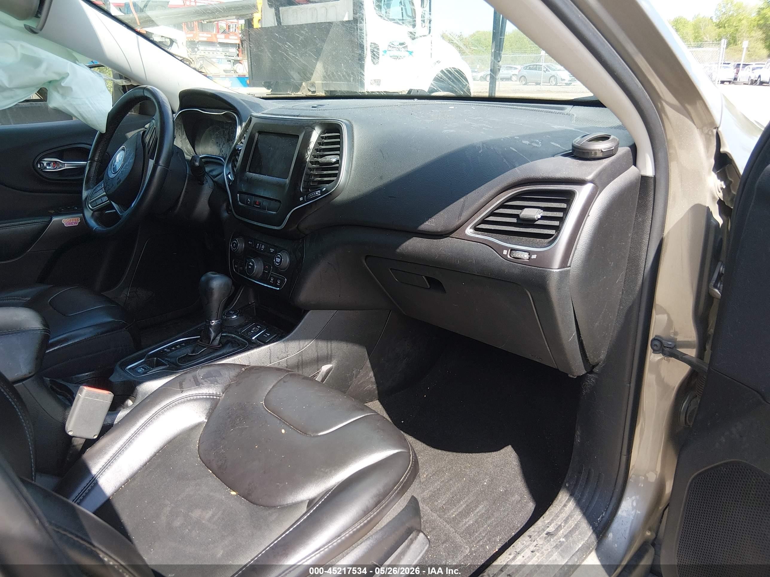 2019 Jeep Cherokee Latitude Plus 4x4 Gray vin: 1C4PJMLB2KD404929