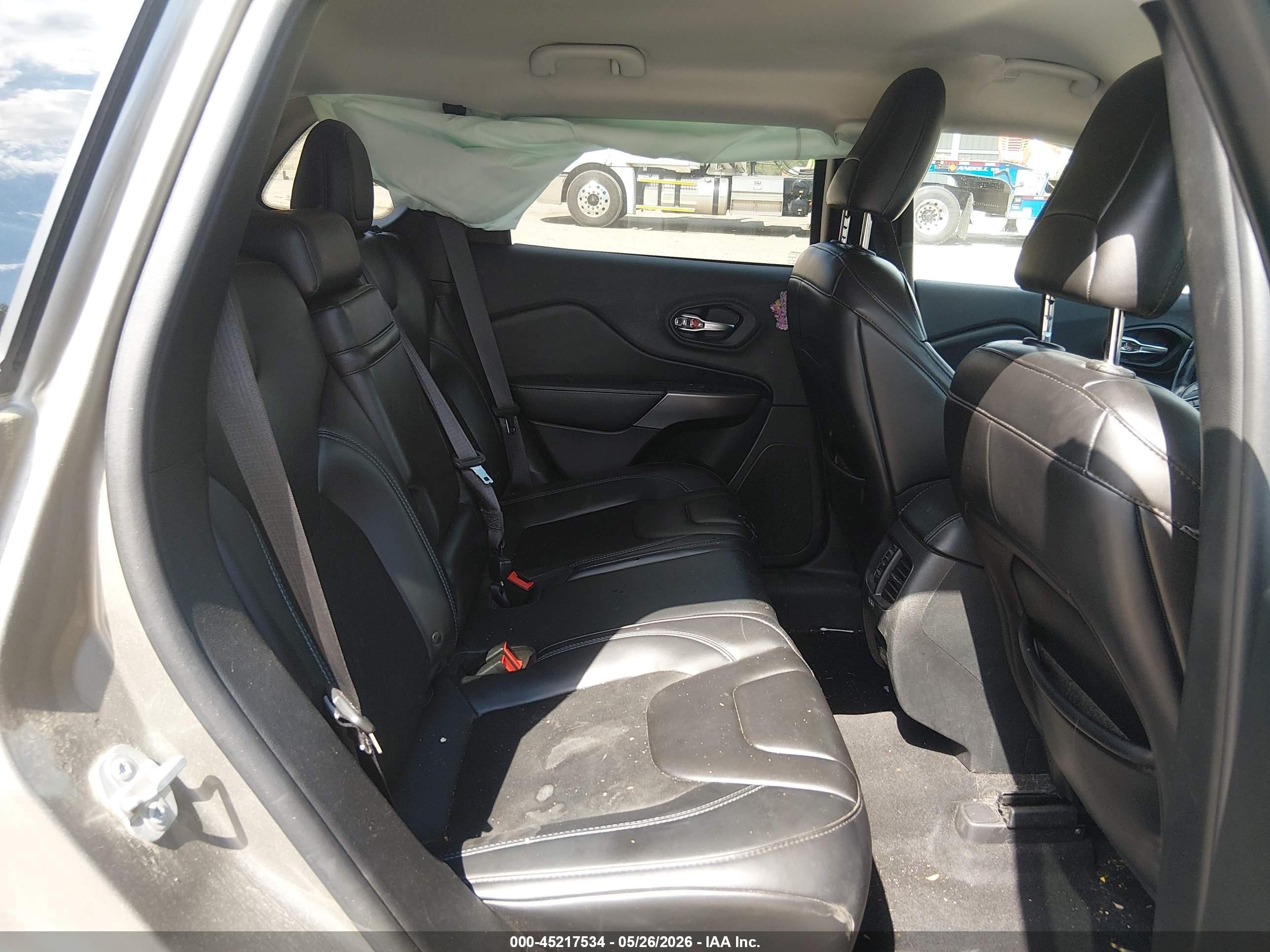 2019 Jeep Cherokee Latitude Plus 4x4 Gray vin: 1C4PJMLB2KD404929