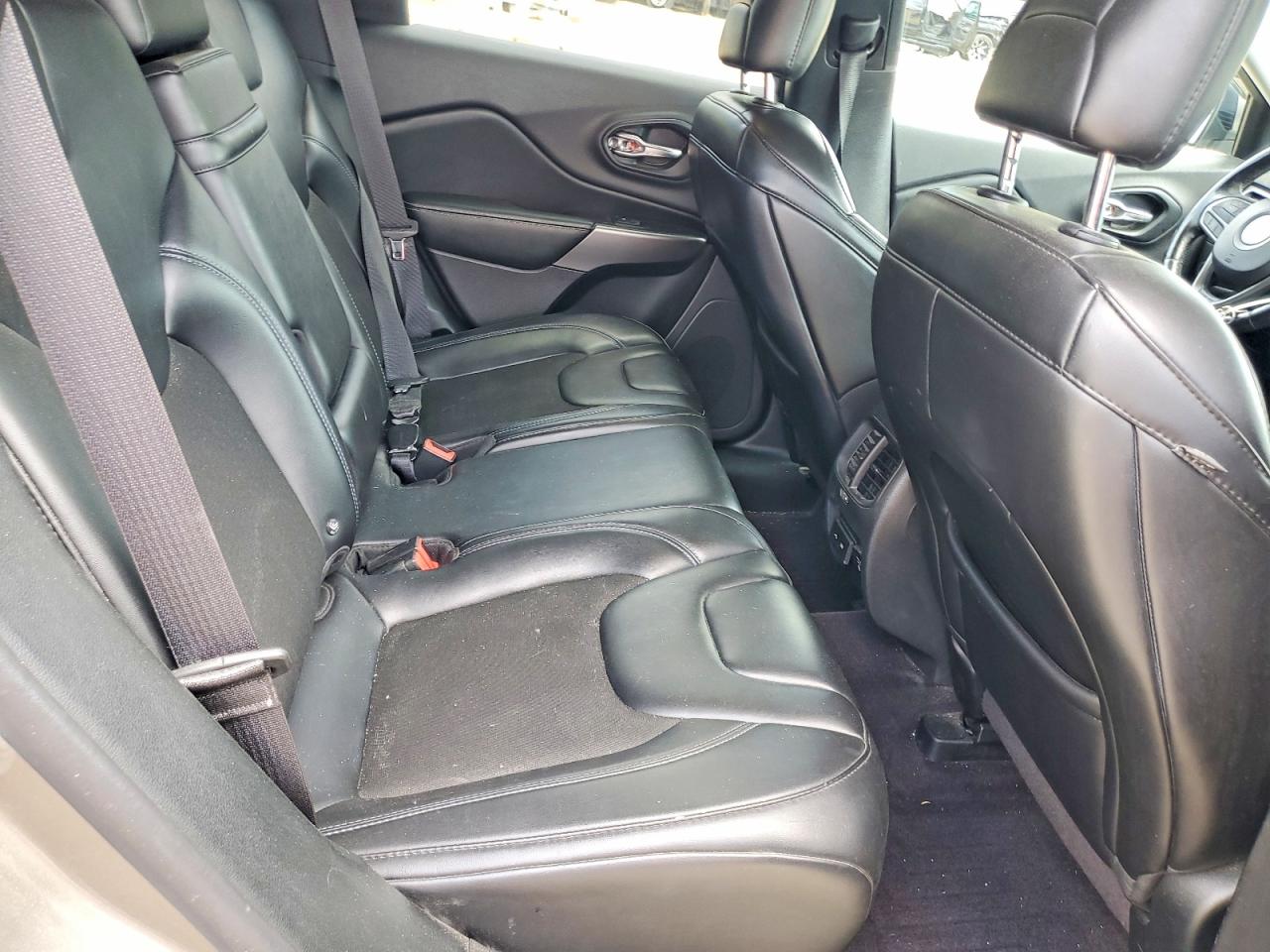 2019 Jeep Cherokee Latitude Plus Gray vin: 1C4PJMLB3KD192753