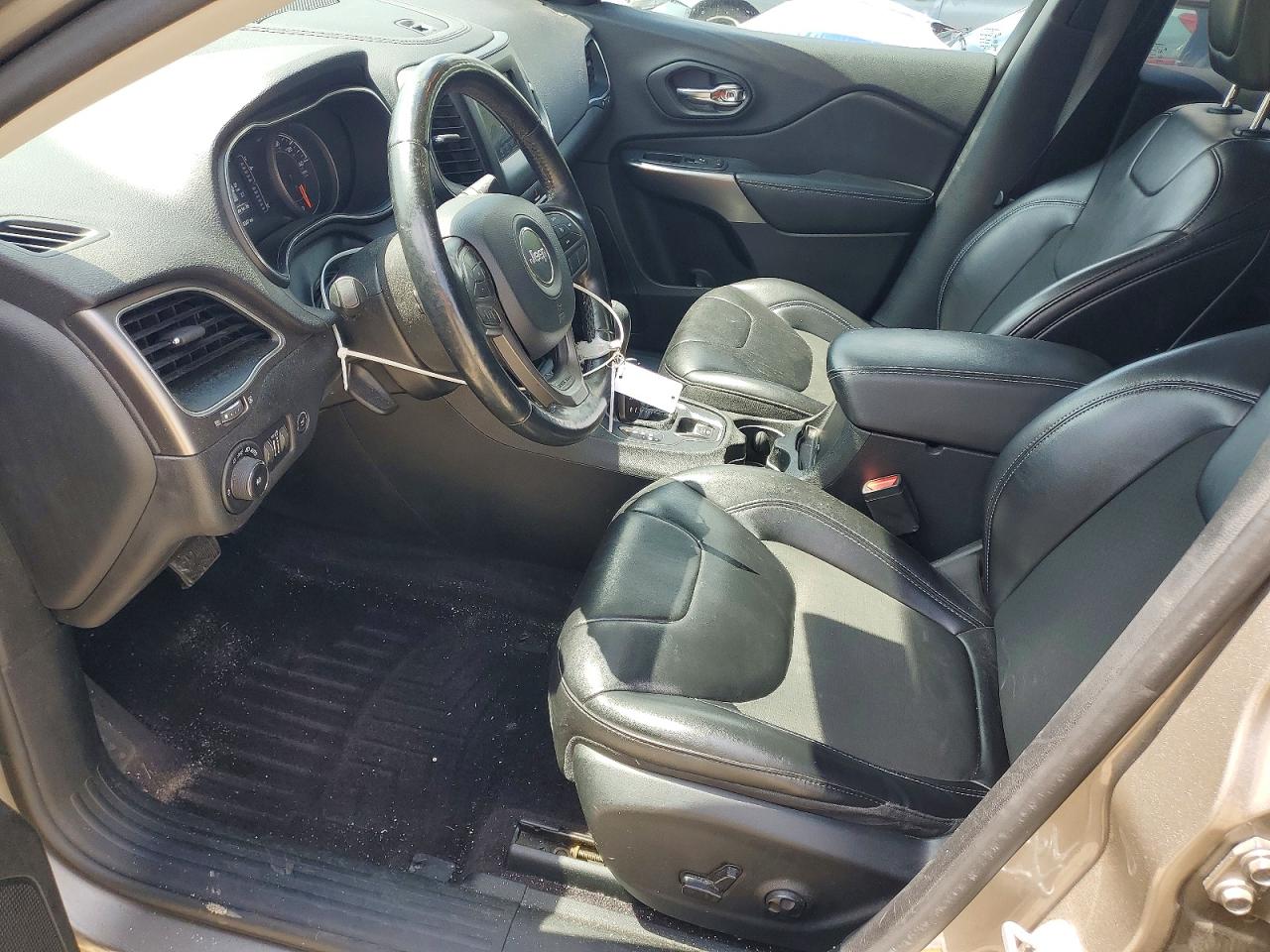 2019 Jeep Cherokee Latitude Plus Gray vin: 1C4PJMLB3KD192753