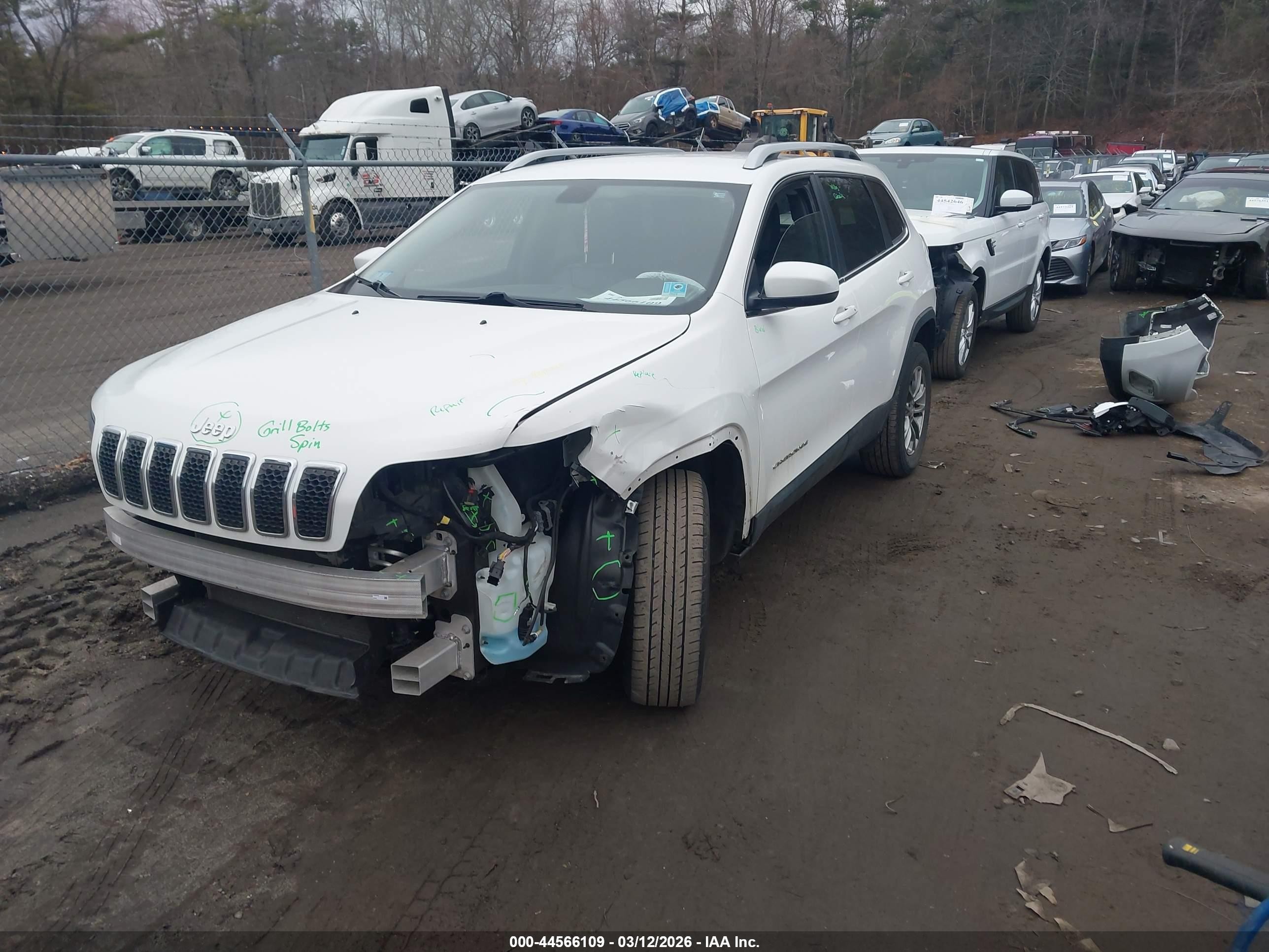 2019 Jeep Cherokee Latitude Plus 4x4 White vin: 1C4PJMLB4KD404527