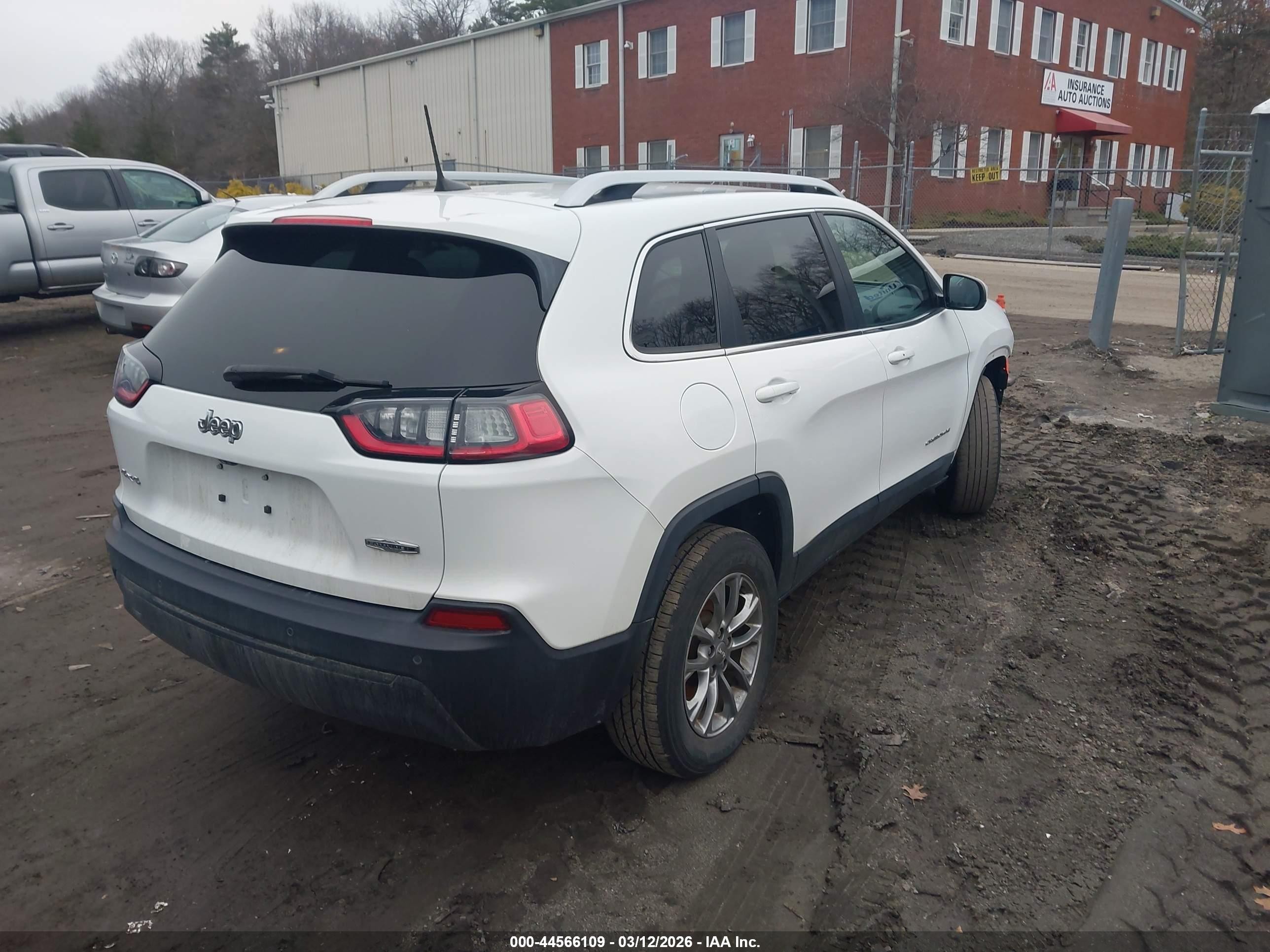 2019 Jeep Cherokee Latitude Plus 4x4 White vin: 1C4PJMLB4KD404527