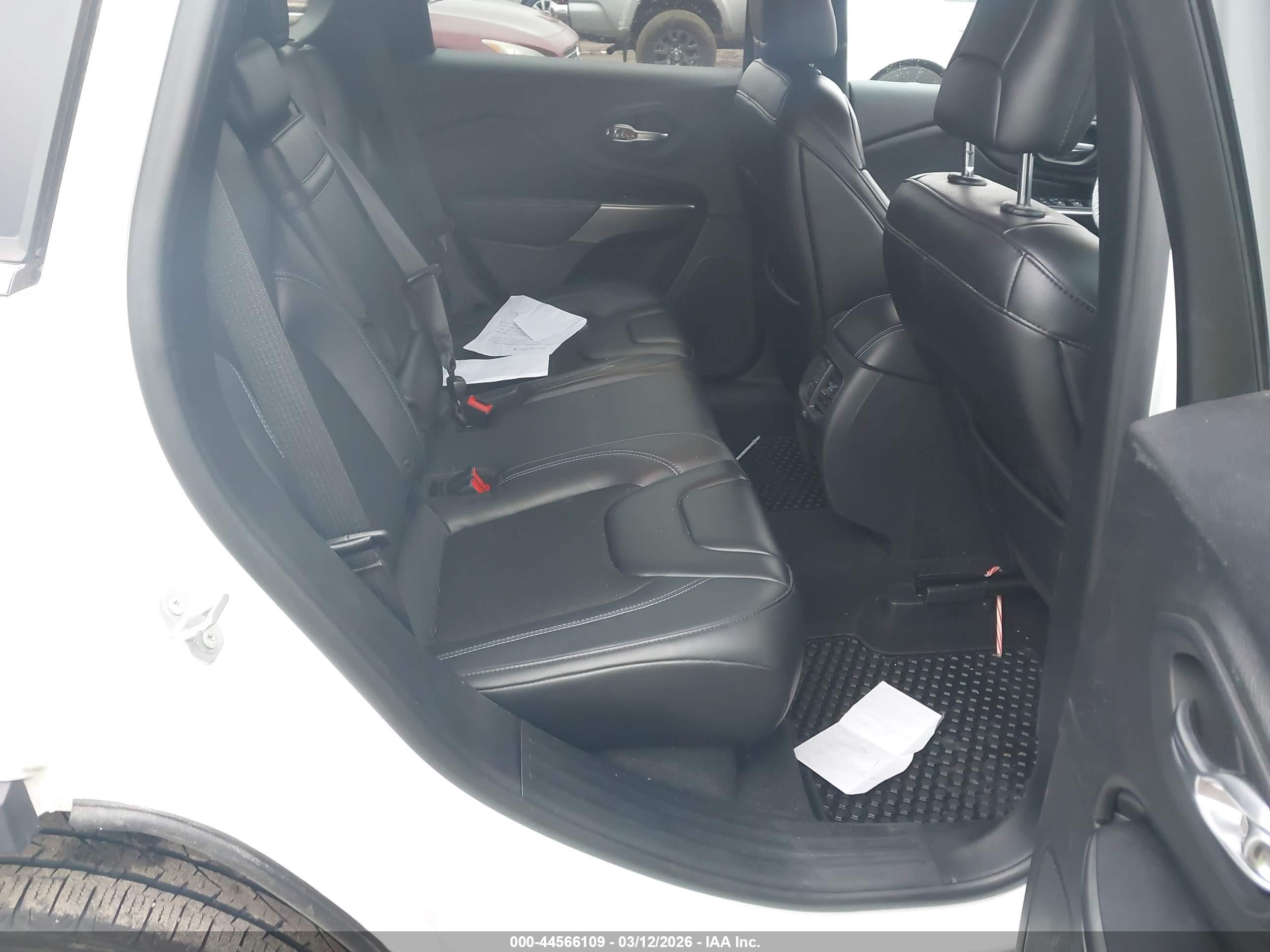 2019 Jeep Cherokee Latitude Plus 4x4 White vin: 1C4PJMLB4KD404527