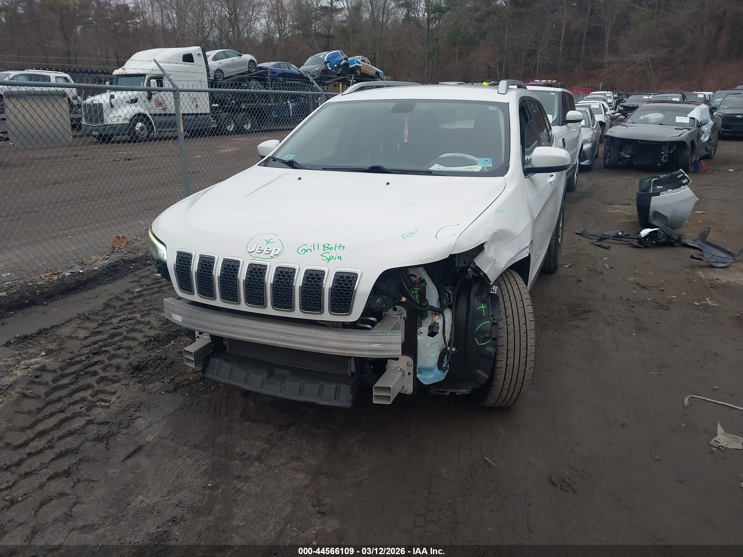 2019 Jeep Cherokee Latitude Plus 4x4 White vin: 1C4PJMLB4KD404527