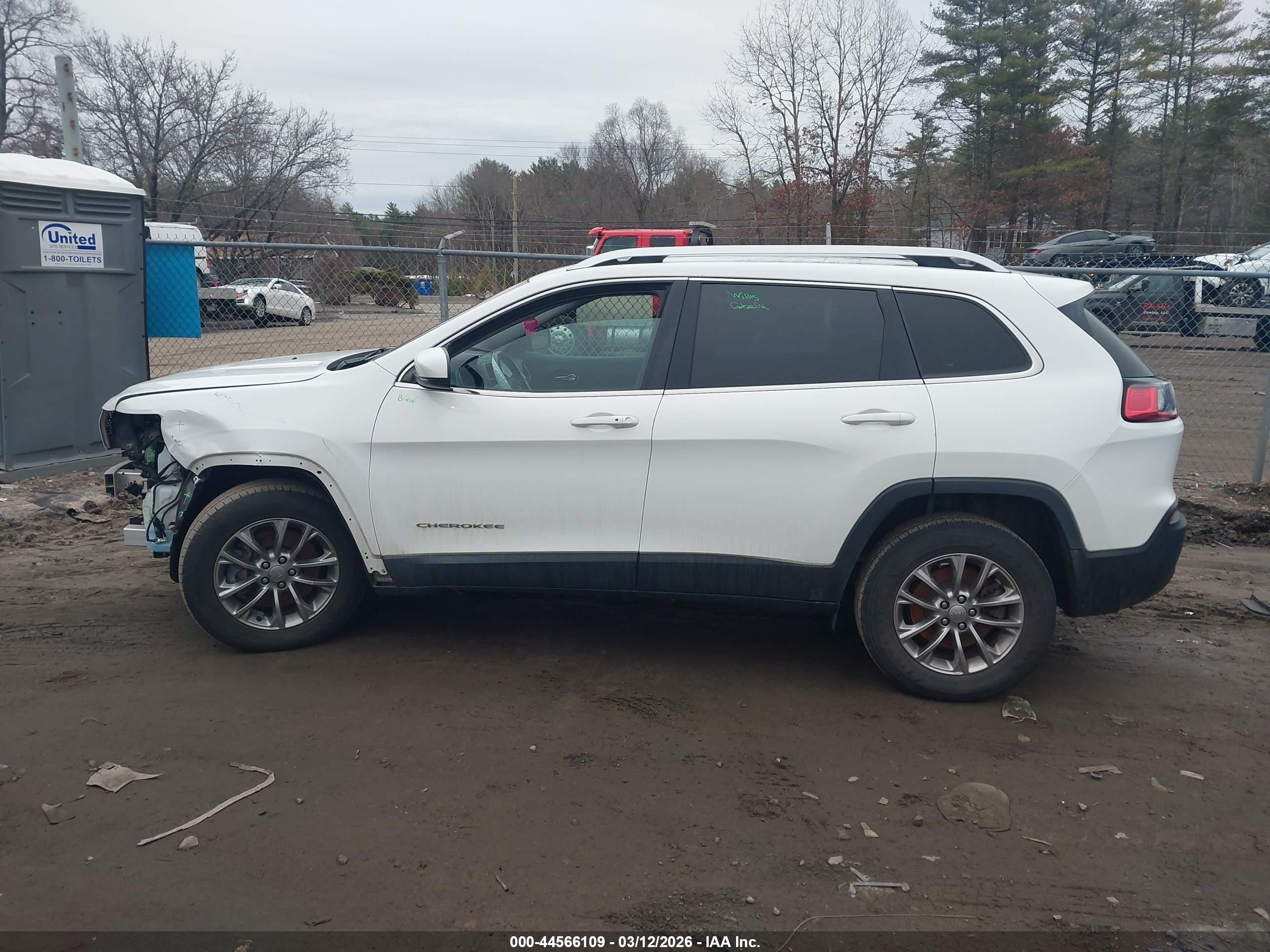 2019 Jeep Cherokee Latitude Plus 4x4 White vin: 1C4PJMLB4KD404527