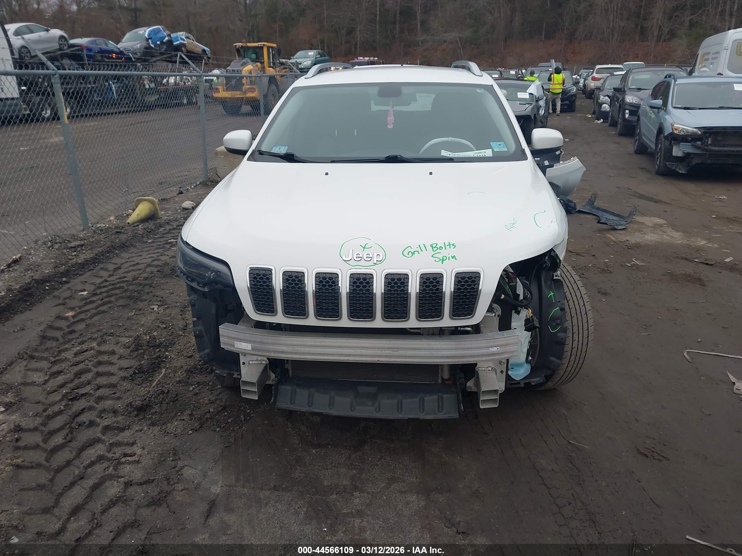 2019 Jeep Cherokee Latitude Plus 4x4 White vin: 1C4PJMLB4KD404527