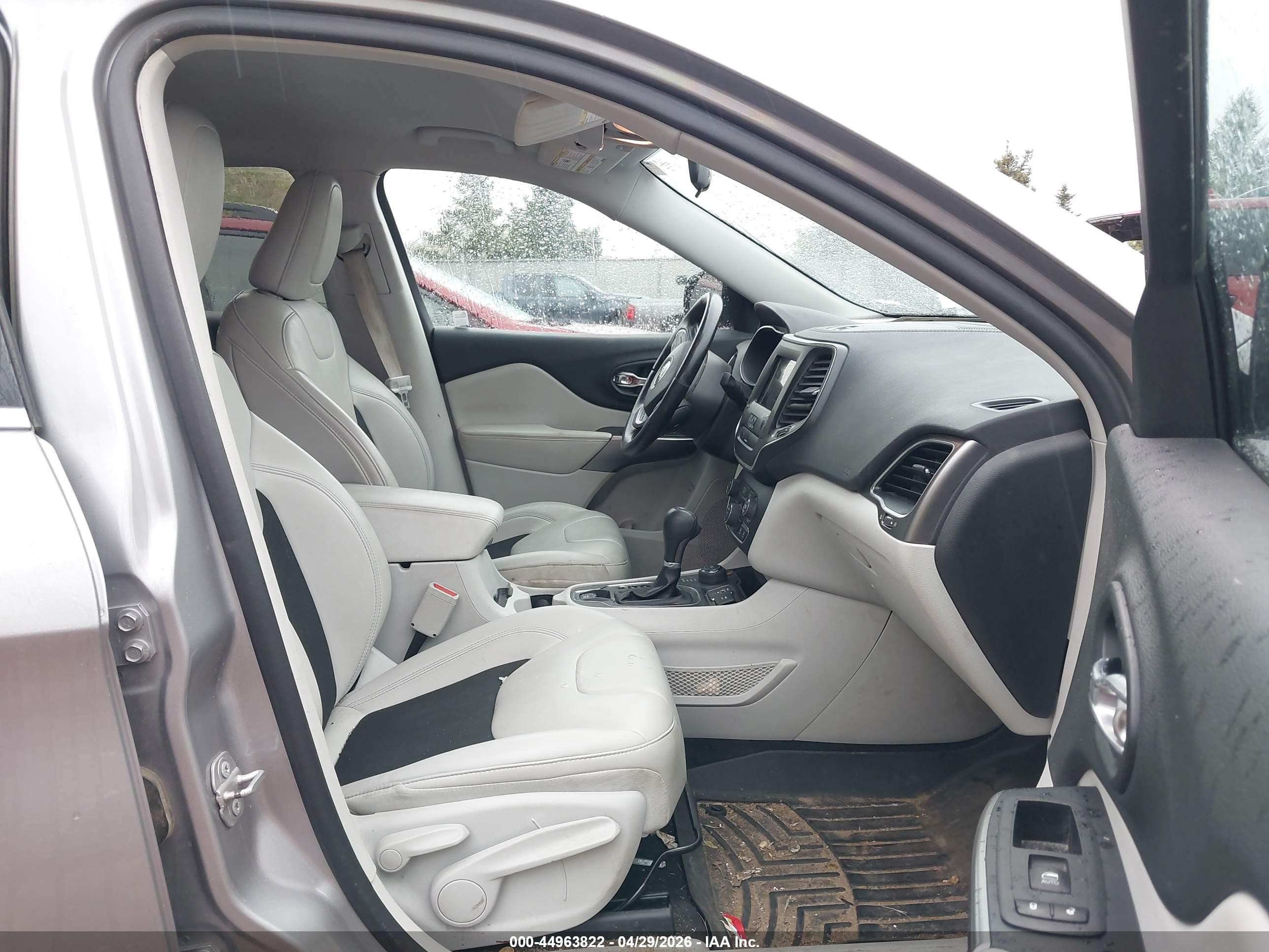 2020 Jeep Cherokee Latitude Plus 4x4 Silver vin: 1C4PJMLB4LD573416