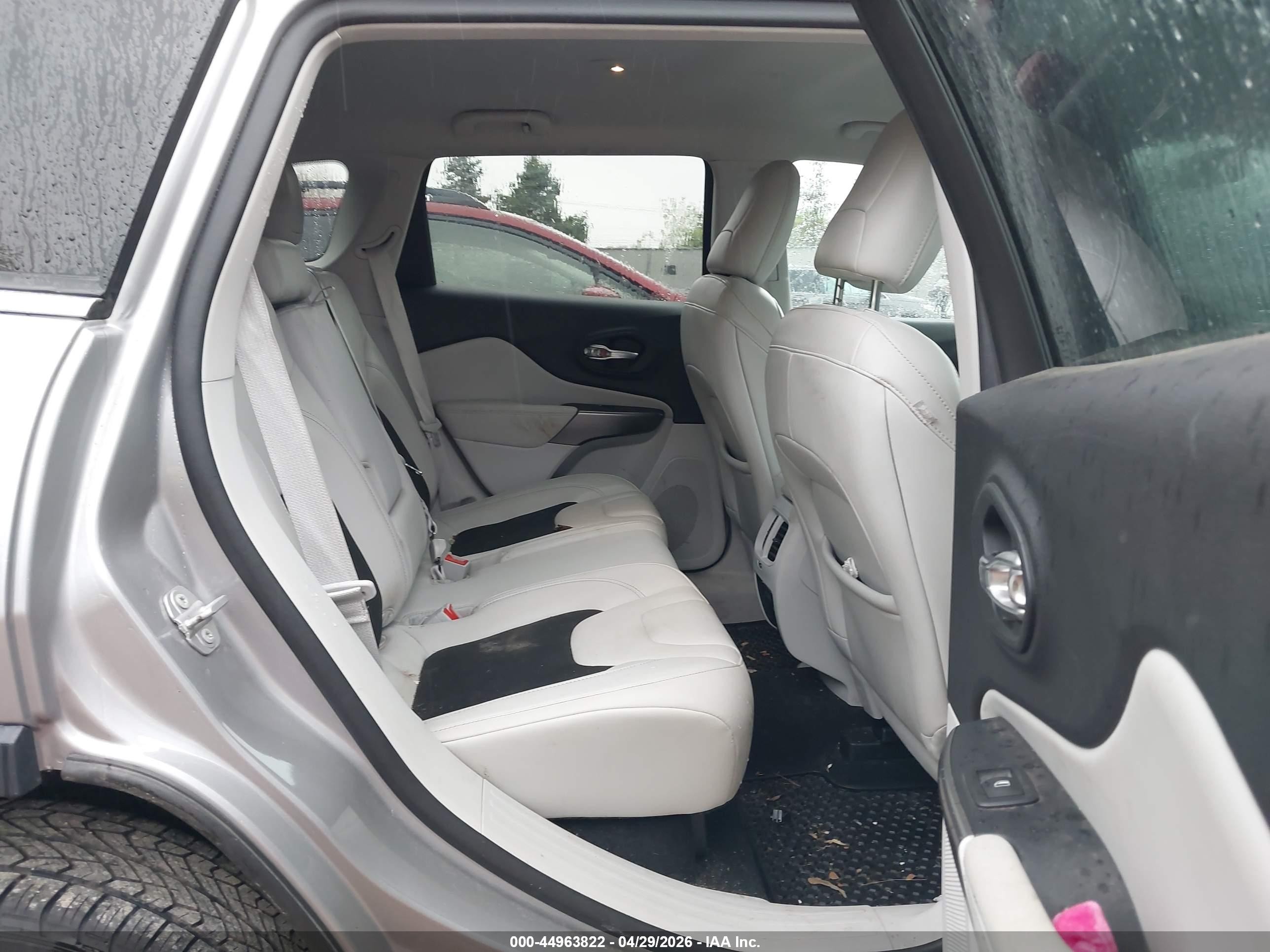 2020 Jeep Cherokee Latitude Plus 4x4 Silver vin: 1C4PJMLB4LD573416