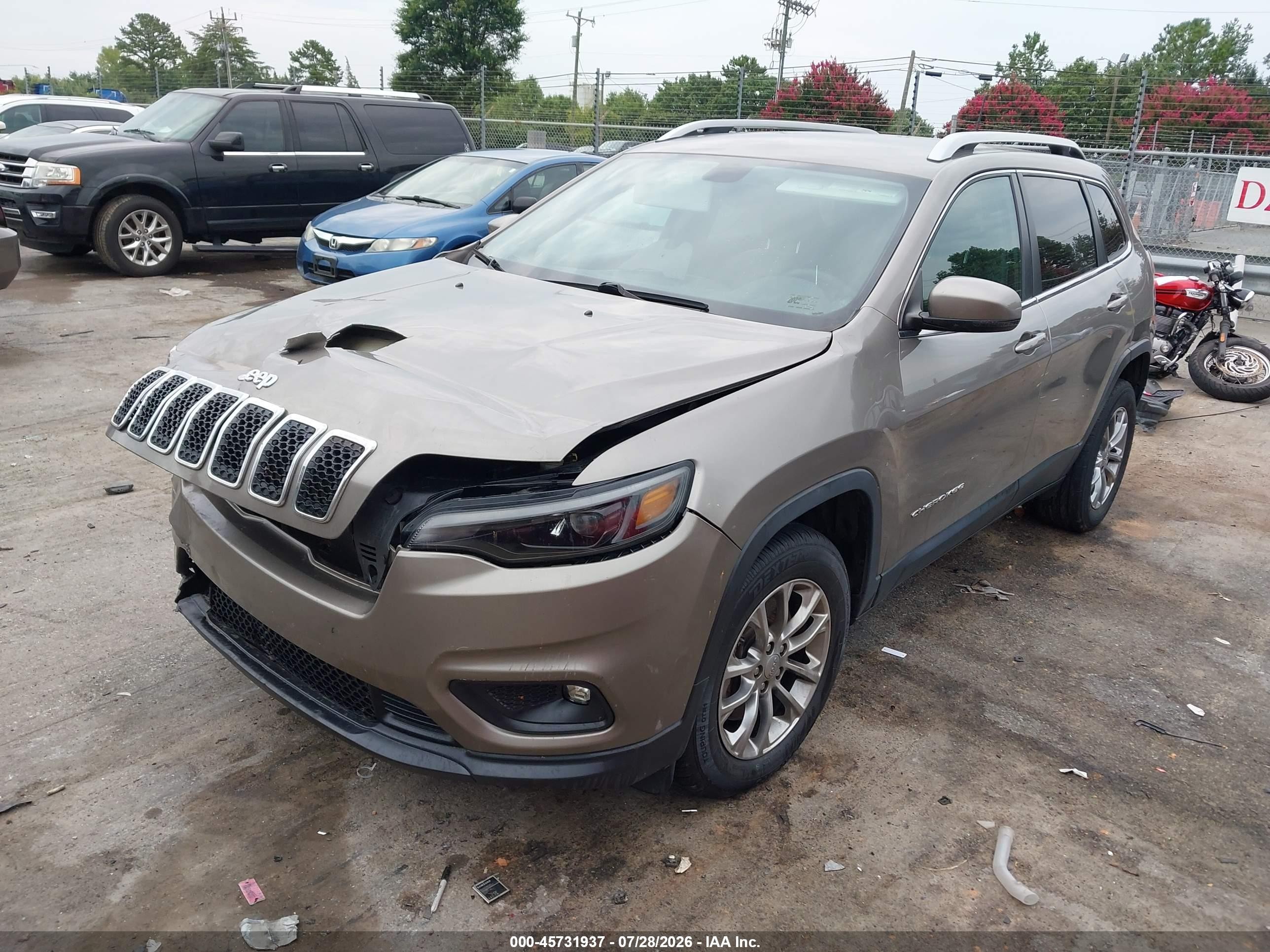2019 Jeep Cherokee Latitude Plus 4x4 Gold vin: 1C4PJMLB5KD254167