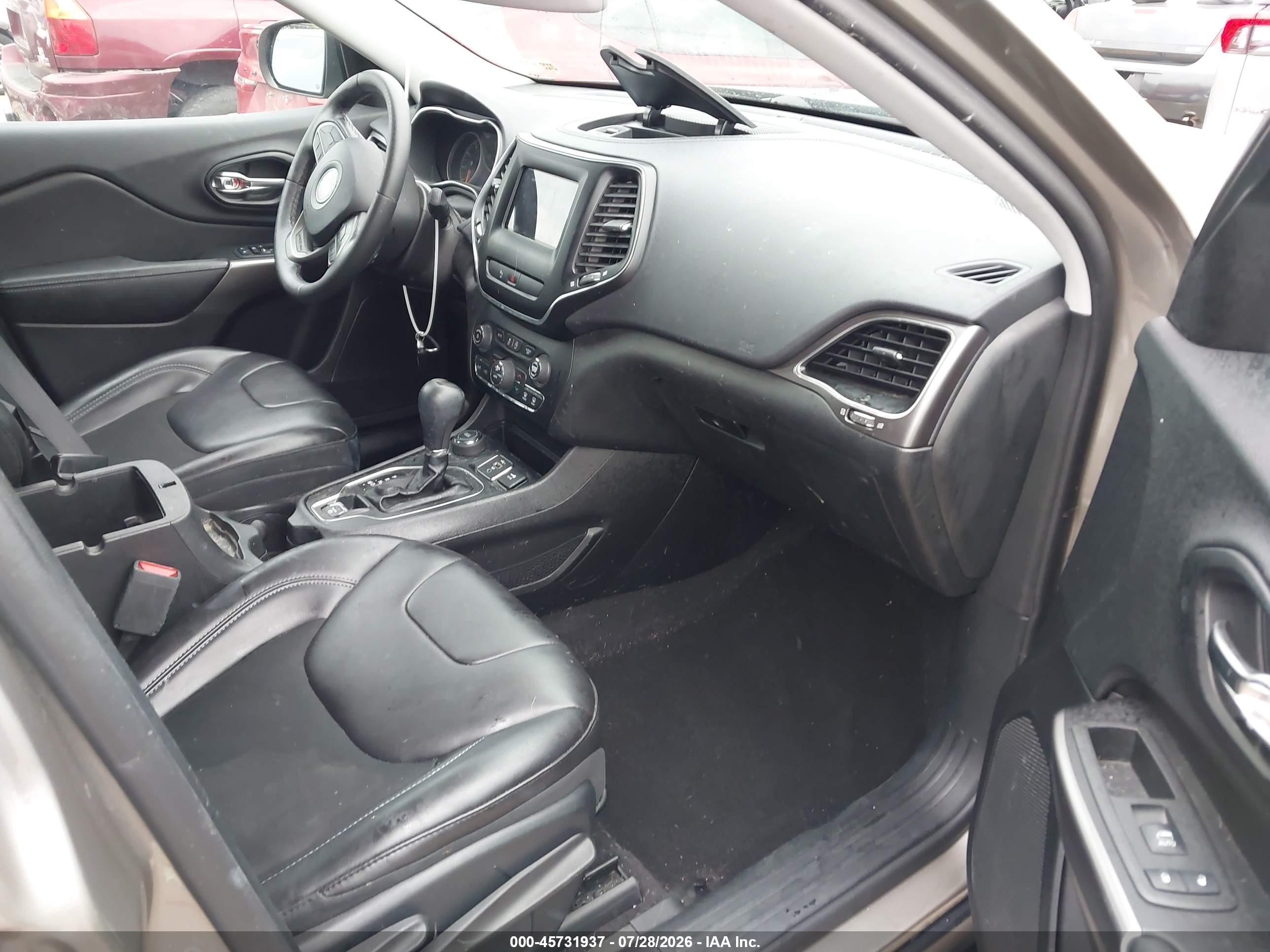 2019 Jeep Cherokee Latitude Plus 4x4 Gold vin: 1C4PJMLB5KD254167