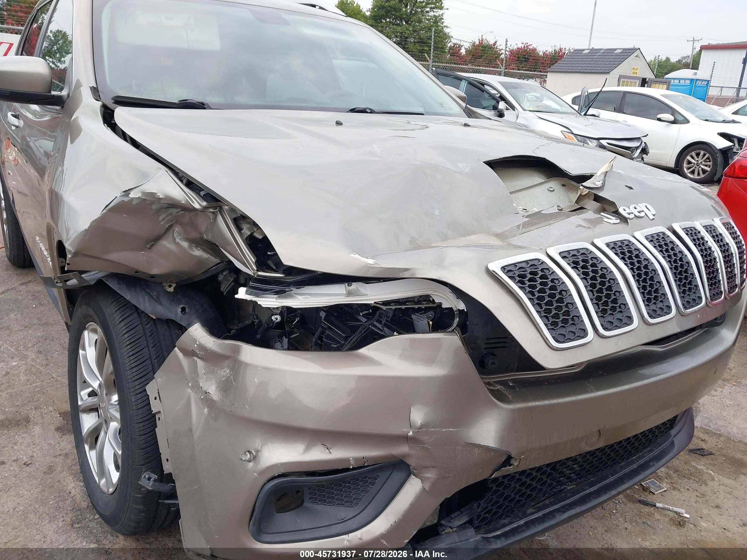 2019 Jeep Cherokee Latitude Plus 4x4 Gold vin: 1C4PJMLB5KD254167
