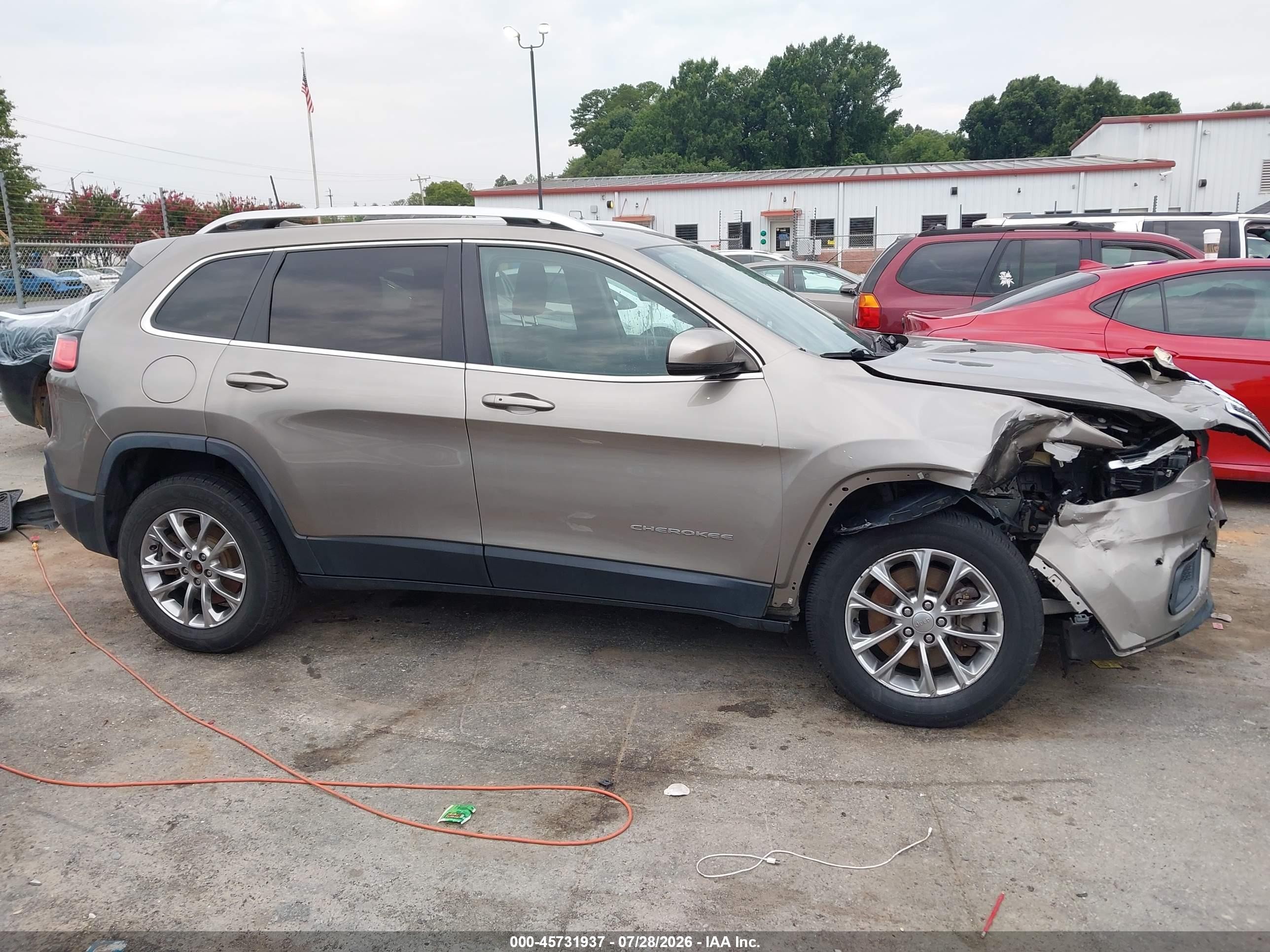 2019 Jeep Cherokee Latitude Plus 4x4 Gold vin: 1C4PJMLB5KD254167