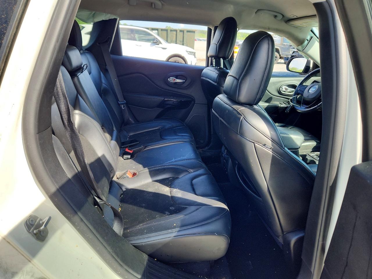 2019 Jeep Cherokee Latitude Plus White vin: 1C4PJMLB5KD400972