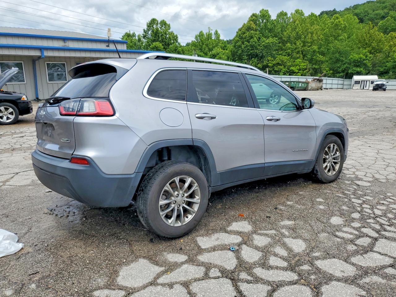 2019 Jeep Cherokee Latitude Plus Silver vin: 1C4PJMLB6KD181567