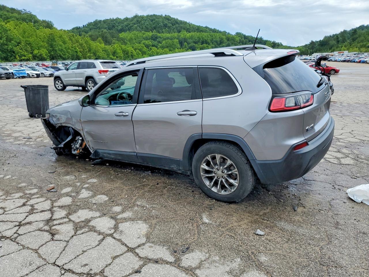 2019 Jeep Cherokee Latitude Plus Silver vin: 1C4PJMLB6KD181567