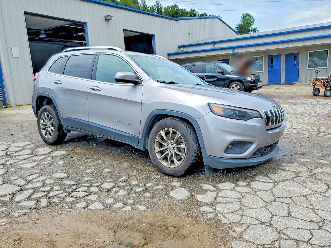 2019 Jeep Cherokee Latitude Plus Silver vin: 1C4PJMLB6KD181567