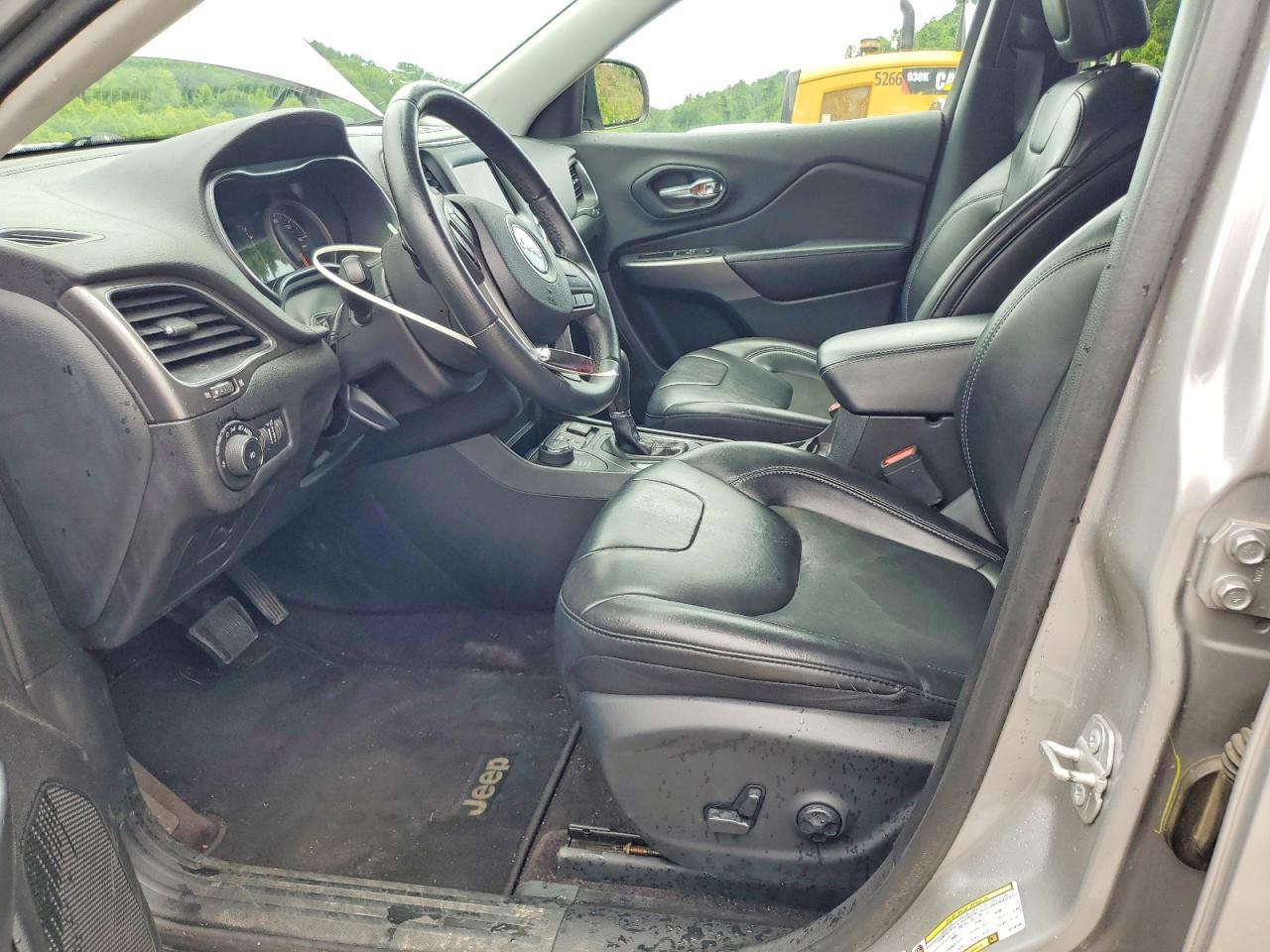 2019 Jeep Cherokee Latitude Plus Silver vin: 1C4PJMLB6KD181567